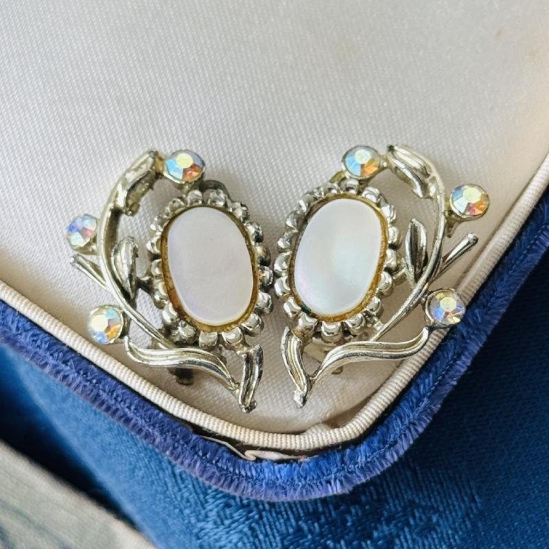 Vintage C.a. 1950s Mother Of Pearl Elegant Foliage Clip Earrings (MT2283)