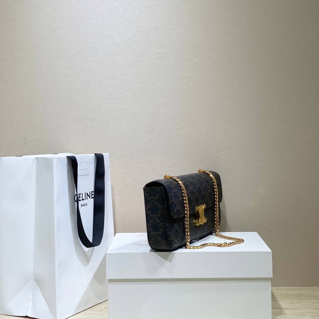 🔥大货实拍图 𝗖𝗘𝗟𝗜𝗡𝗘♥标志印花链条包 型号：197412 尺寸：33*13*5cm