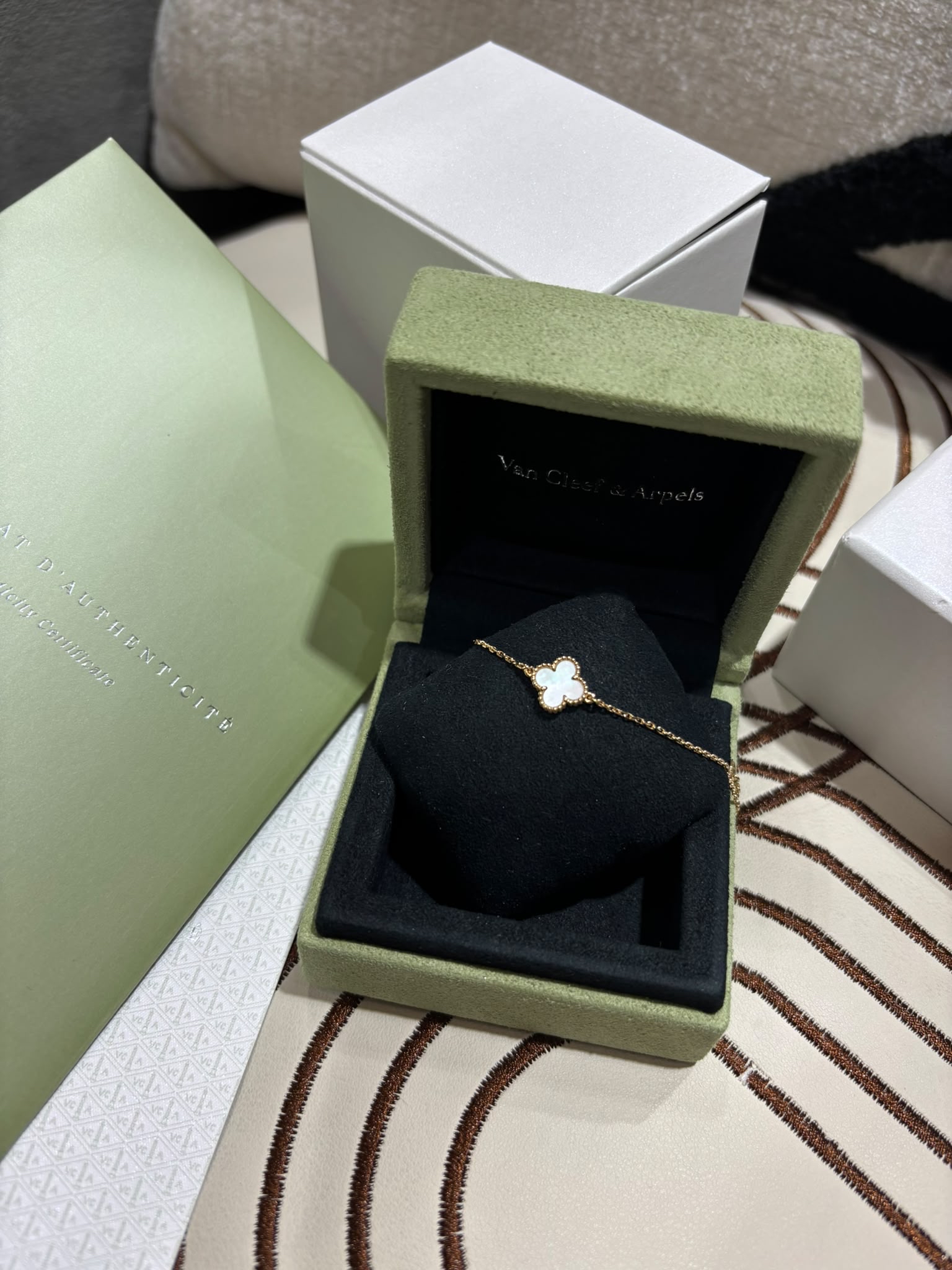 全新 Van Cleef & Arpels Sweet Alhambra Mother Of Pearl Bracelet VCA珍珠貝母Yellow Gold 18K 手鏈 100%Authentic,  全新貨品100%New ☑️專門店收據☑️證書☑️盒