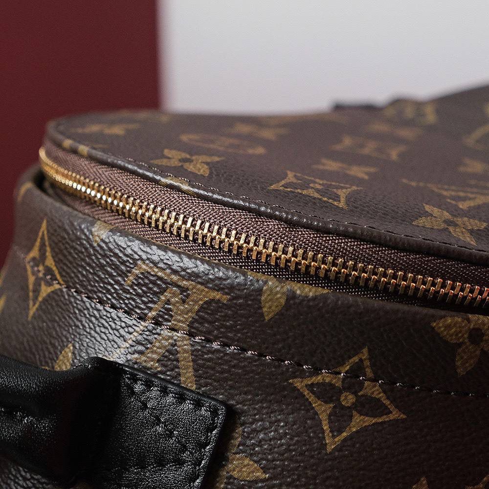 LV Palm Springs 迷你双肩包 🎒✨ 📏 尺寸：17 × 22 × 10 cm 法国原厂料 🇫🇷，全钢五金，做工真的很细～这款把原本普通书包设计，变成时髦又好看的迷你背包 💕经典 老花 Monogram，帅气又百搭，永远不过时 ✨可以当双肩背，也有多种背法，用起来很方便～容量比看起来大，日常出门放东西完全 OK 👍