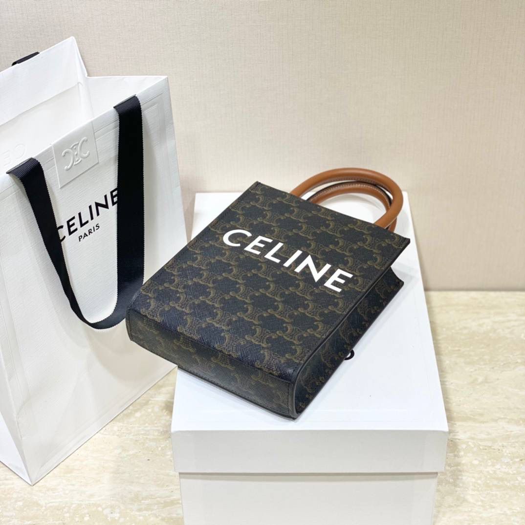 🔥大货实拍图 𝗖𝗘𝗟𝗜𝗡𝗘 ♥ 𝗧𝗥𝗜𝗢𝗠𝗣𝗛𝗘 𝗖𝗔𝗕𝗔𝗦 𝗧𝗢𝗧𝗘 今年新出的白老花真的击中我💘这是什么温柔美貌的配色啊啊啊！老花也可以满满的清新春夏感🏝 型号：194372 尺寸：17*21*4cm