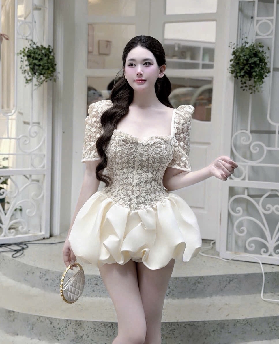 蕾絲束身迷你連身裙泡泡袖