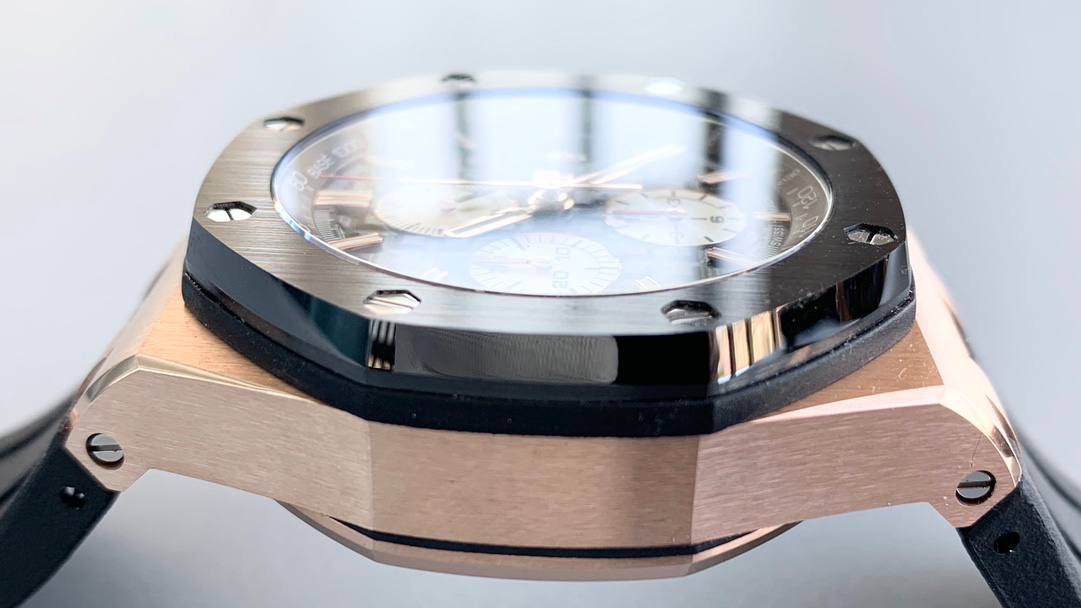 爱彼皇家橡树离岸型🔥💯横空出世。引用全新的彩色陶瓷锻造技术，表壳与圈口的选料，不惜重本使用日本进口的氧化锆，无需任何颜料，以超高的压力与超高的温度锻造，形成超高密度的彩色陶瓷，再经过百里挑一，确保每一个成品都与原版毫无色差！CNC级别的打磨，将整一个表壳的边边角角完美处理，即使陶瓷，也做到毫不割手。圈口的拉丝，经过顶级的打磨技术，做到每一丝每一线都毫无断续，每一颗六角螺丝都与表框处在同一平面，拒绝一丝一毫的凸显与凹陷，诠释了何为顶级的复刻工艺！