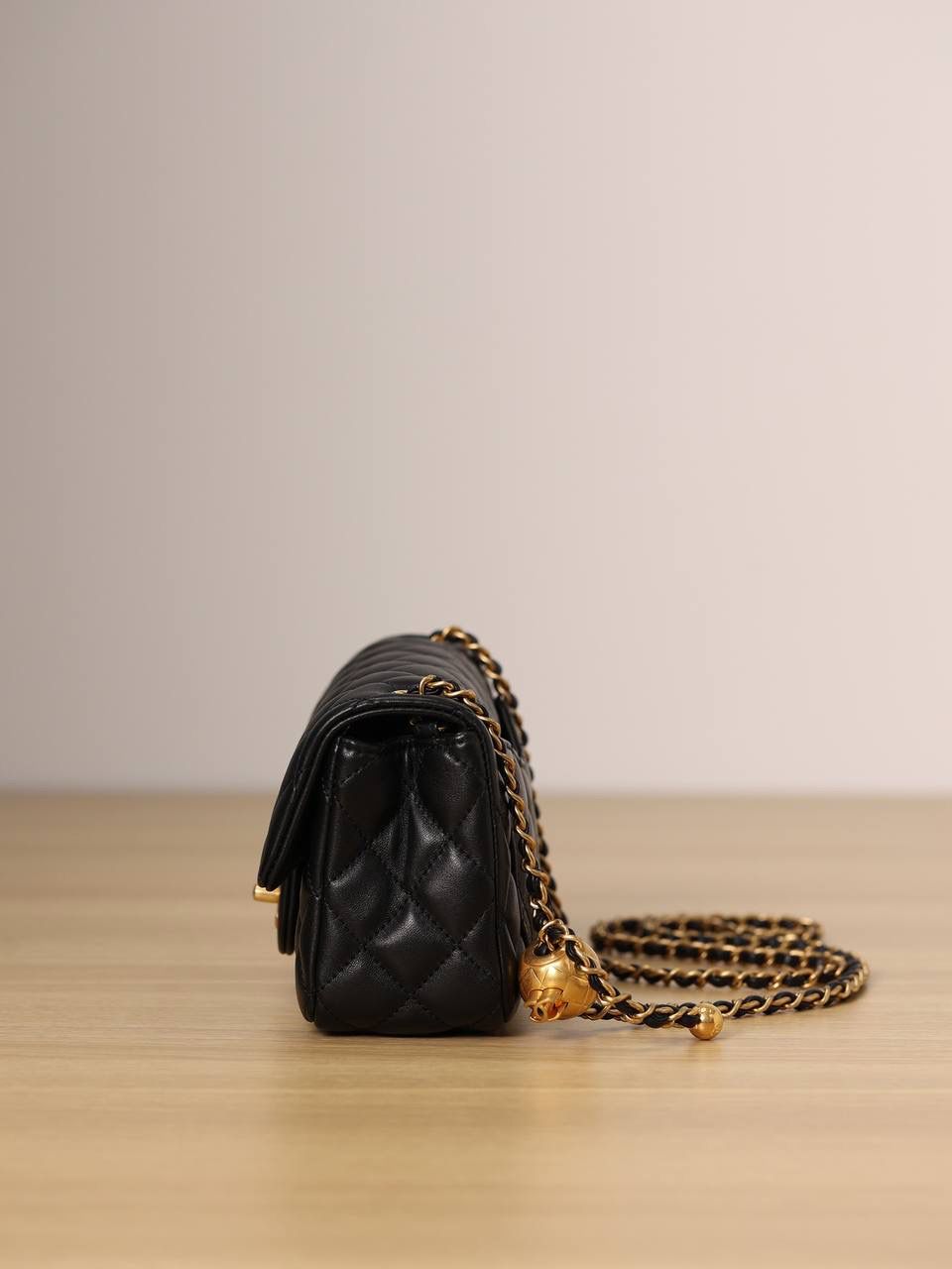 CHANEL 香奈儿 经典小金球系列 👜💞 mini CF 口盖包 单肩斜挎包 羊皮材质 黑色肩带可调节‼️ 经典的盖口包采用欧洲原产进口的羊皮和进口原厂纯钢顶级五金材质，内里也是采用原厂进口的羊皮，所有托料都是原装进口的，手感和专柜的一模一样💯 尺寸:20 x 13 x 7cm