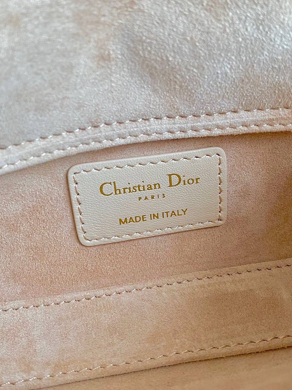 沙粉超迷你🤎🎀 𝗗𝗶𝗼𝗿 𝗗-𝗝𝗼𝘆 𝗯𝗮𝗴羊皮，新色 时尚果然就是轮回，回归了一把中古戴妃 长方包形，短链条➕细长肩带直接封神！！ 复古时髦感超强，真是什么场合都可以把住 绝对是lady中的天花板了，强势出圈啦姐妹们😍🤩 17.5×10.5×6cm