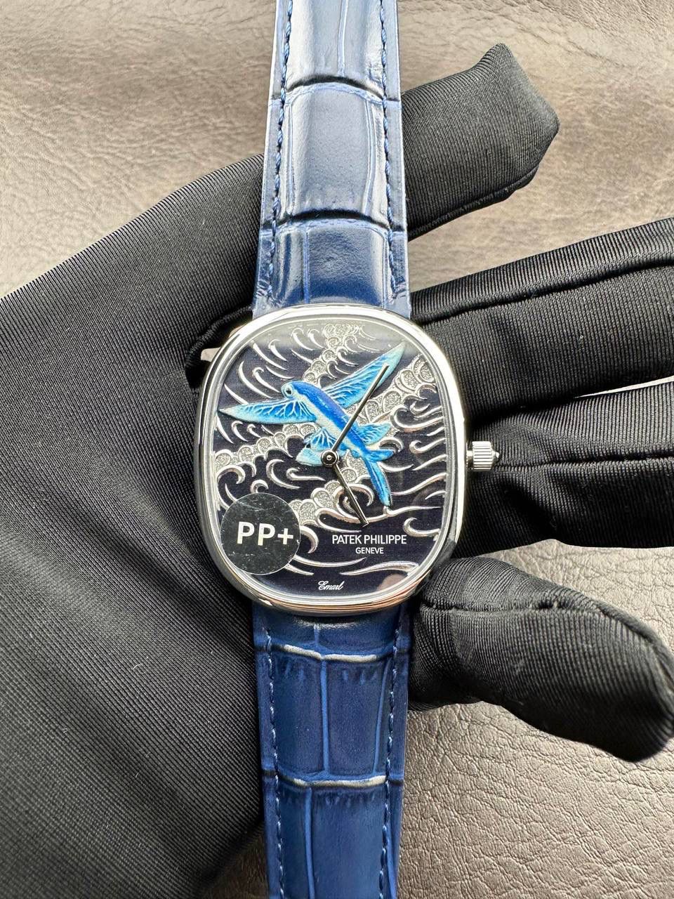 PP➕ Factory2025新品首发｜百达5738系列 68克配重版 复刻经典，更胜经典——GOLDEN ELLIPSE 黄金椭圆腕表重磅登场！ ✅ 黄金分割美学重塑：遵循1:1.6181经典比例，34.5MM×39.5MM椭圆表径搭配7.7MM纤薄厚度，复刻古典韵味与佩戴舒适度。 ✅ 316L精钢表壳：介于圆形与矩形之间的别致椭圆轮廓，还原原版线条张力，质感细腻出众。 ✅ 3D立体云贝母表盘：专属浮雕打印工艺，折射神秘深邃光泽，告别市面暗淡平庸款，上手自带高光。 ✅ 定制进口小牛皮表带：21X16尺寸对版原配，搭配同型椭圆表扣，与表壳设计遥相呼应，贴合手腕更显格调。 ✅ 9015精准机芯：走时稳定精准，兼顾实用性与耐用性，日常佩戴无压力。 PP➕不做“远观款”，只为呈现最接近原版的真实佩戴体验——从细节质感 to 上手触感，每一处都经得起近距离审视，让经典韵味在腕间完美延续！