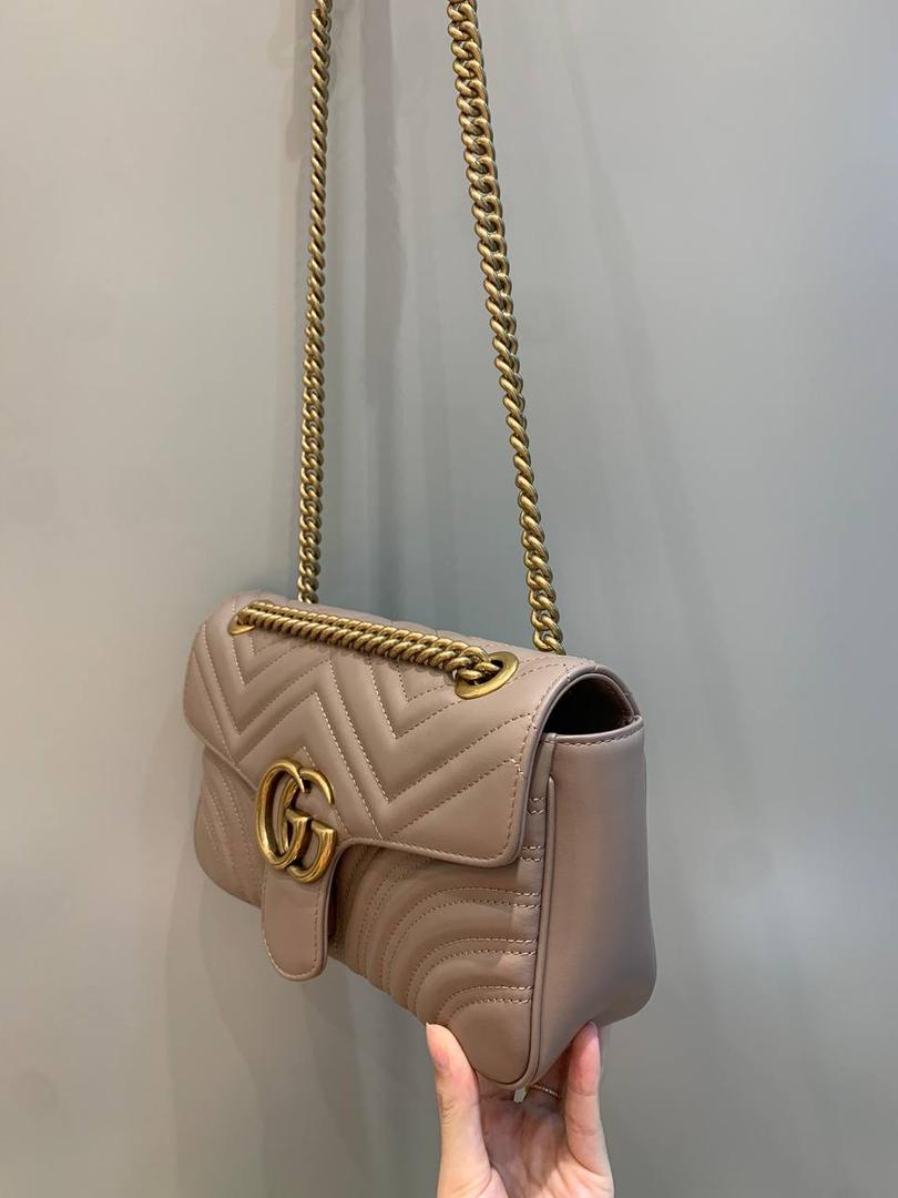 新背景实拍正品级 。经典款金扣奶茶色26cm‼️ 温柔气质的颜色代表，可盐可甜，春夏四季的搭配小能手，颜色饱满度很高，皮料质感也是没得说，原厂皮材质都是很厉害的！图片拍不出他的美，实物更美‼️ 型号443497；尺寸26/15/7cm