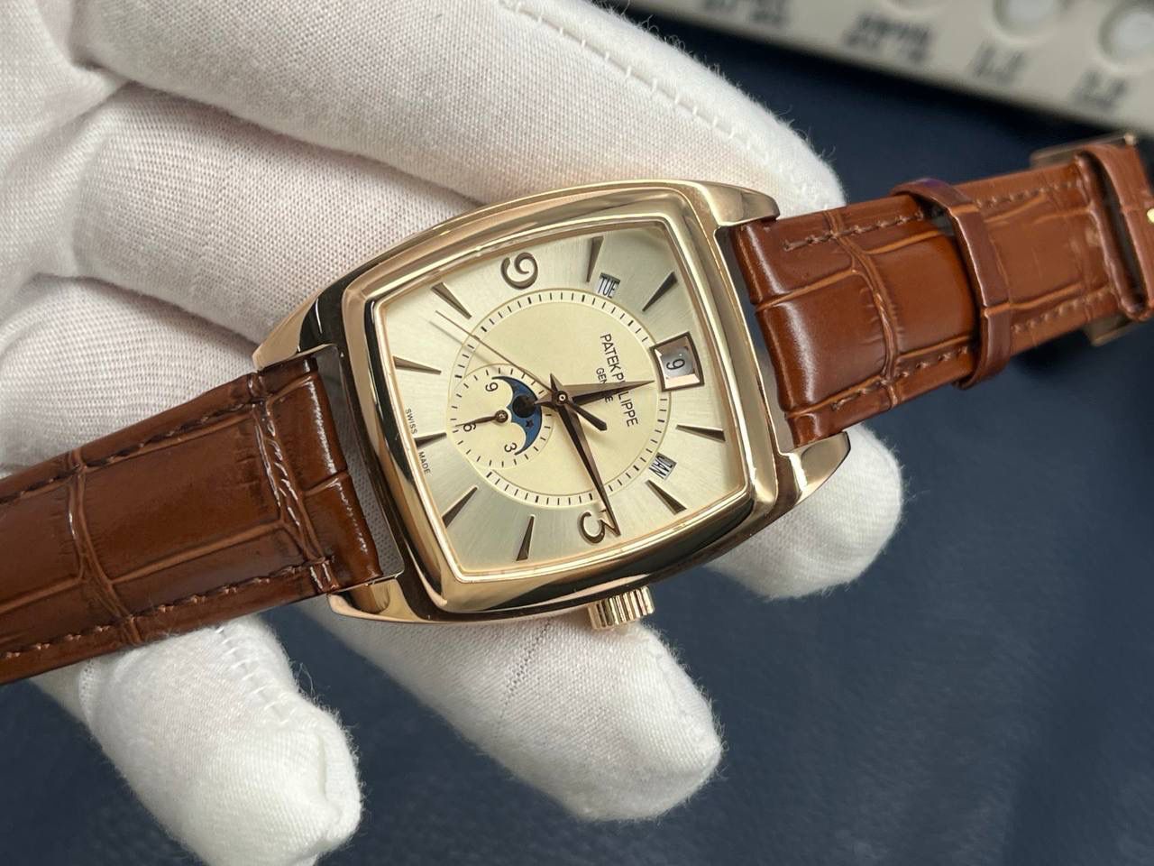 TW百达翡丽复杂多功能系列5135G--010重磅登场，迄今推出的首款Nautilus复杂腕表，以超复杂的工艺技术打造休闲运动腕表。 1⃣️小身板大能量：尽揽以下功能∶12点位日历功能 10点位星期功能 2点位星期功能 6点位24小时。所有功能都可正常使用。 2⃣️机芯采用版Cal.240自动上链机芯，在实现外观的逼真前提下，功能一并完美诠释。 3⃣️改装大师独立制表人，倾情参与定制改装表盘颜色，给予独一无二的腕表增添有趣的灵魂！