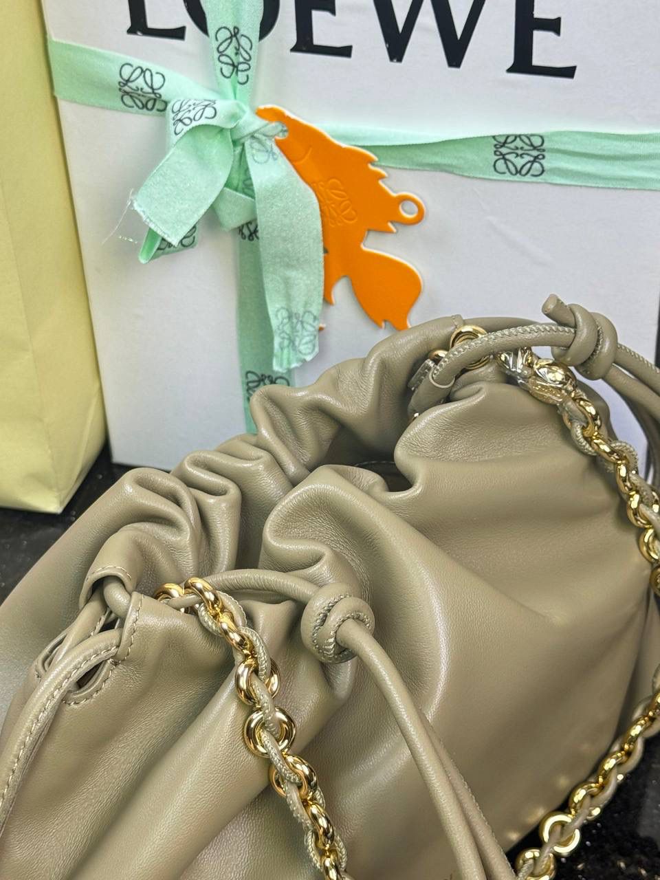 🎈中号链条款𝙁𝙡𝙖𝙢𝙚𝙣𝙘𝙤 𝙋𝙪𝙧𝙨𝙚羊皮 ——【桉树绿】 尺寸：𝟯𝟬-𝟭𝟬.𝟓-𝟮𝟬𝐜𝐦 编码：012403 【配全套礼盒】 👉🏻延续福袋收缩绳褶皱设计，羊皮包身手感细腻柔软❤️ 👉🏻链条肩带➕皮肩带的双肩带设计，时尚百搭，给足了集美们多样化的选择。肩带可拆卸可调节，磁扣开合，正面烫金𝙇𝙤𝙜𝙤，呈现出高贵典雅的视觉感😍 👉🏻独家背景➕独家品质➕独家全套砖柜礼盒套装，市场高端品质皆在我手✌🏻