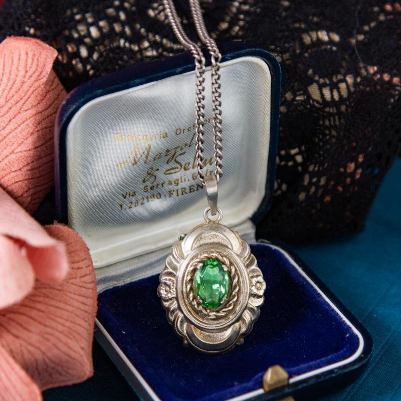 Antique Turn of Century to 1920s Elegant Silver Tone Peridot Glass European Pendant Necklace (CD077)