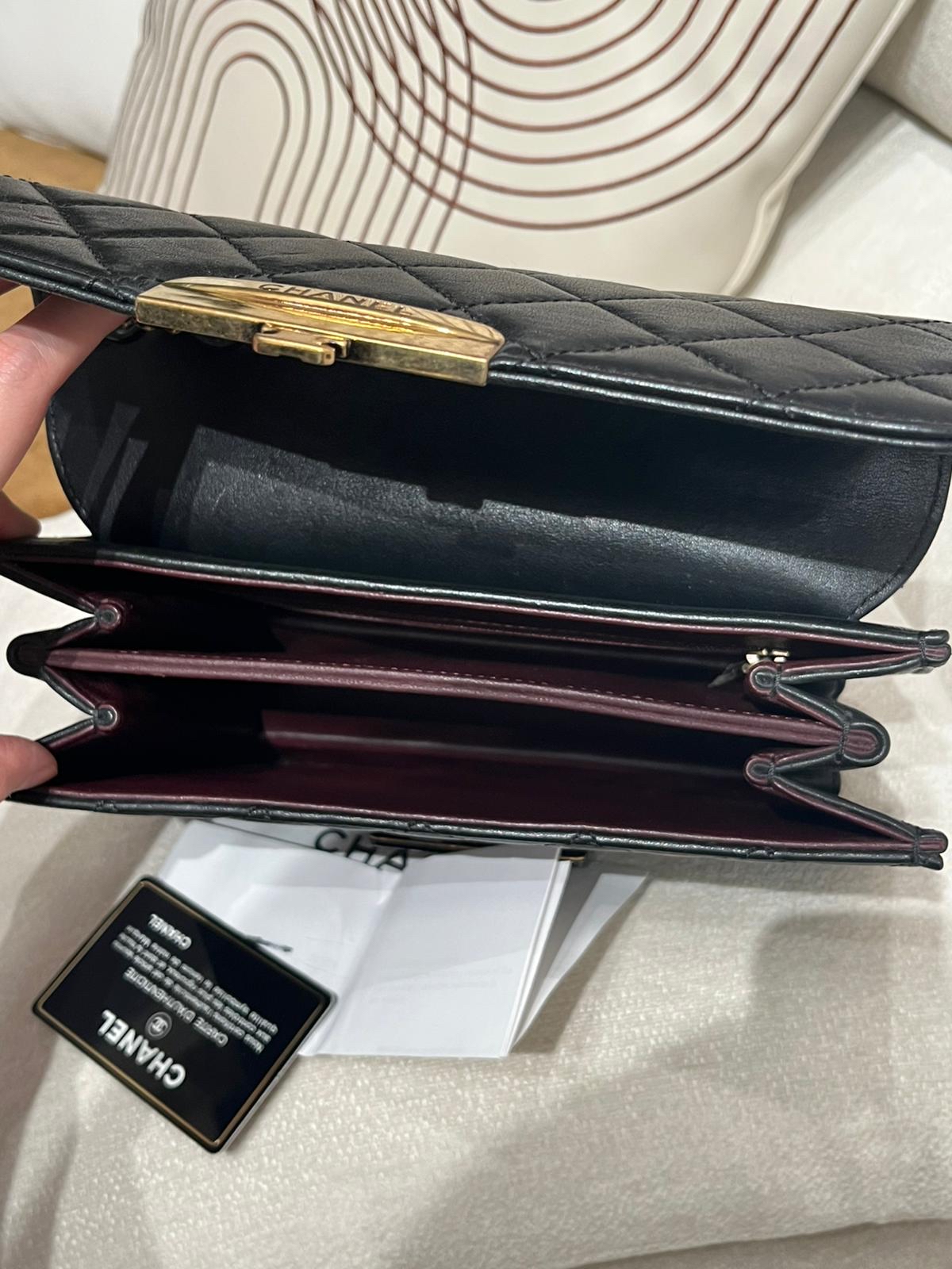 CHANEL FLAP BAG BEAUTY LOCK BLACK A93222 100%Authentic,95%new ✅ 專門店收據✅22卡✅ 塵袋 ✅ 盒 