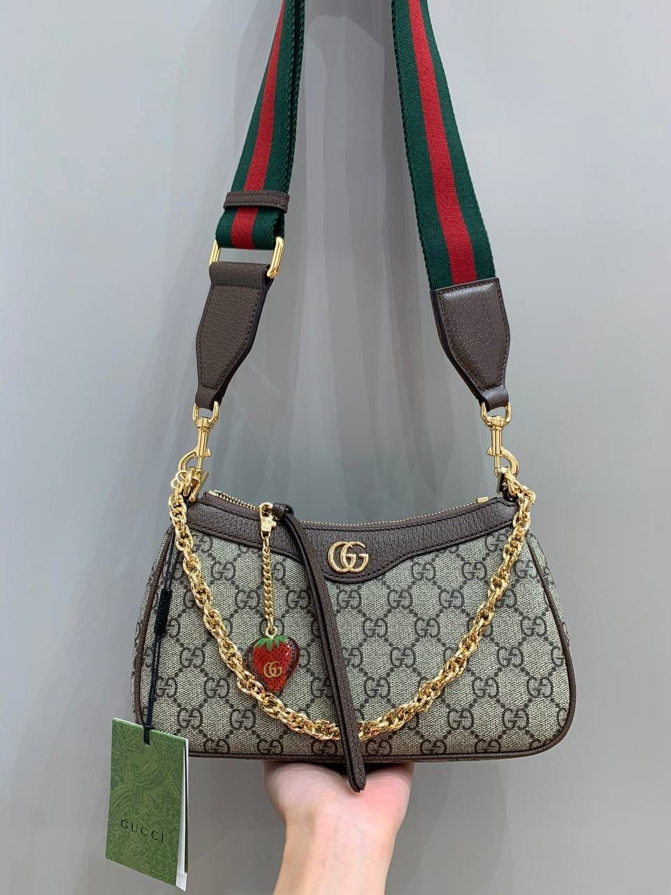 新背景实拍正品级 。新晋断货王🔥 🍓草莓包估计都抢疯了吧，确实是很耐看，即使这么久了，现在来看依旧是好看的，还是很想入手的经典款，没想到一向保守的Ophidia系列，现在居然会加上草莓这种元素，居然也不会别扭，反而增加了一些可爱感！ 型号 735132 尺寸25/15/6cm