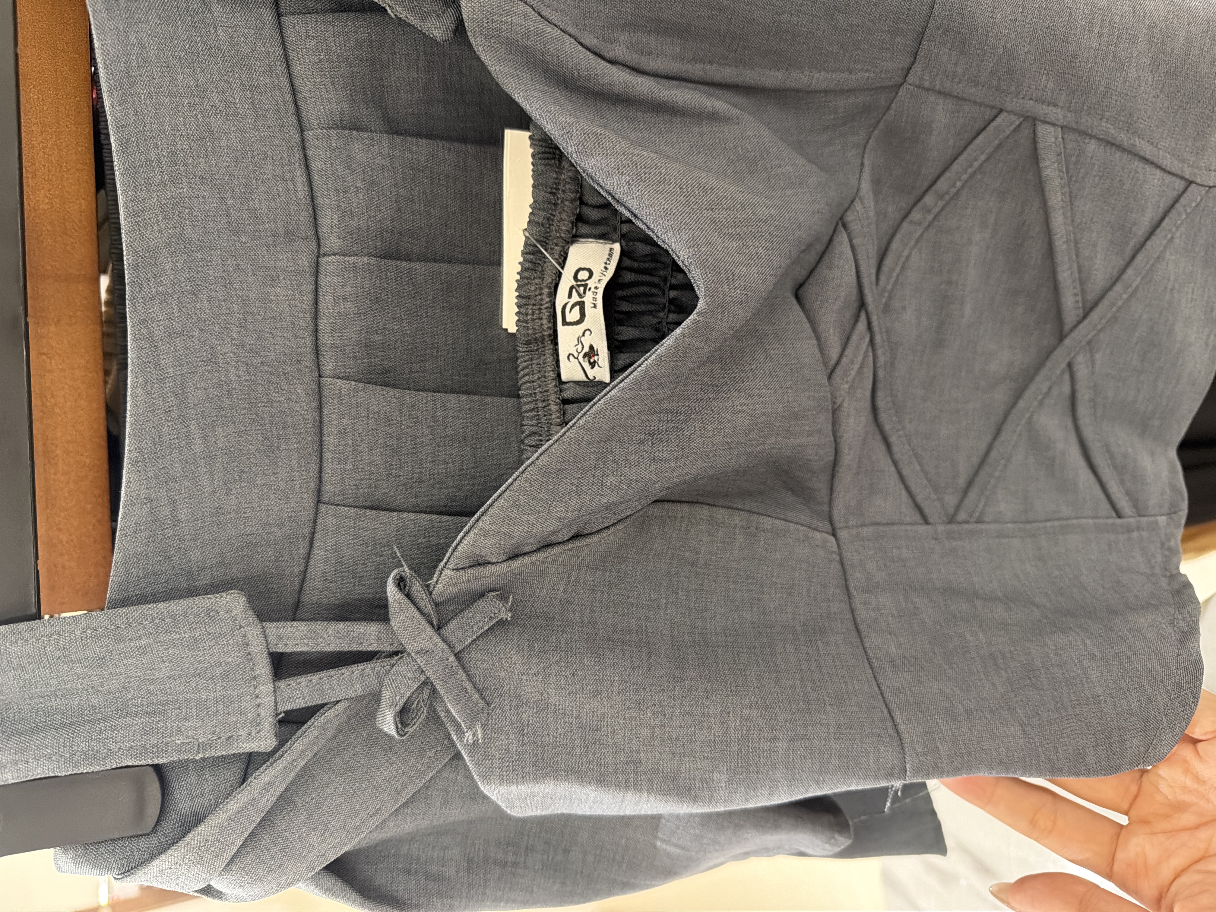 束身胸衣搭配褶襉裙两件套