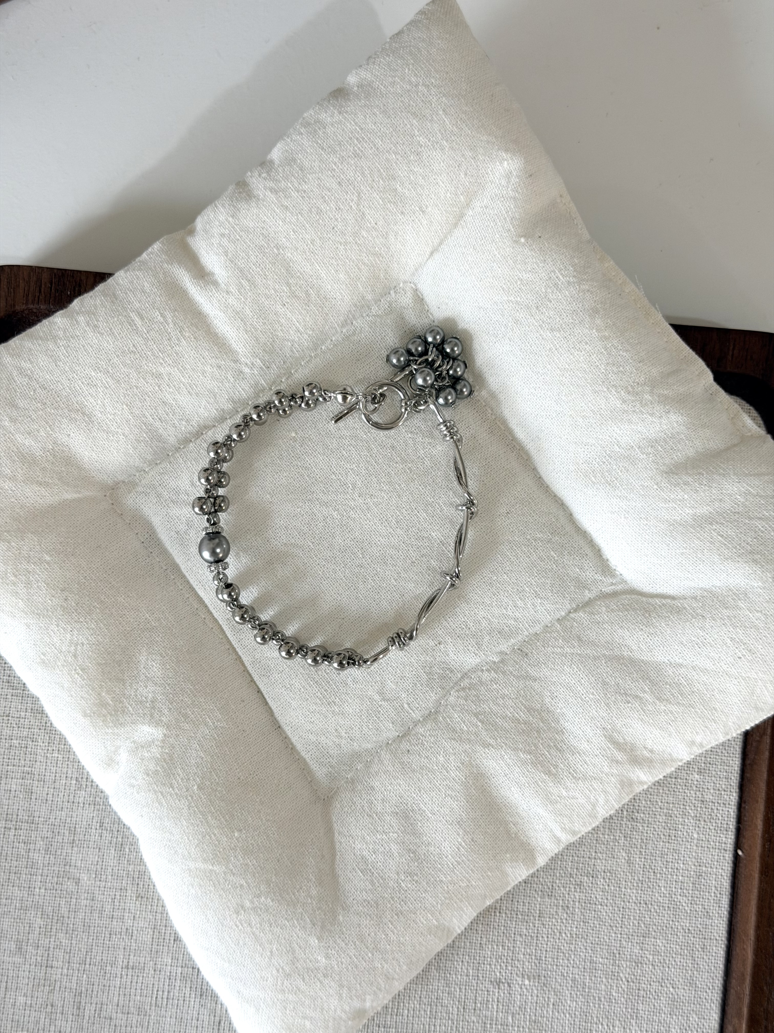 珍珠小花球併接手織手鍊/全銀色