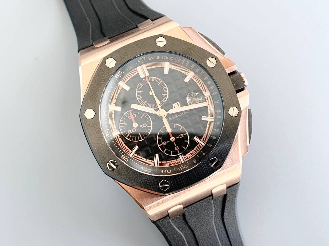 爱彼皇家橡树离岸型🔥💯横空出世。引用全新的彩色陶瓷锻造技术，表壳与圈口的选料，不惜重本使用日本进口的氧化锆，无需任何颜料，以超高的压力与超高的温度锻造，形成超高密度的彩色陶瓷，再经过百里挑一，确保每一个成品都与原版毫无色差！CNC级别的打磨，将整一个表壳的边边角角完美处理，即使陶瓷，也做到毫不割手。圈口的拉丝，经过顶级的打磨技术，做到每一丝每一线都毫无断续，每一颗六角螺丝都与表框处在同一平面，拒绝一丝一毫的凸显与凹陷，诠释了何为顶级的复刻工艺！