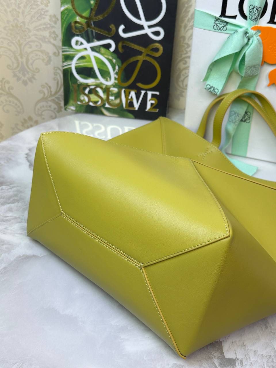 *𝐏𝐮𝐳𝐳𝐥𝐞 𝐅𝐨𝐥𝐝折叠手袋👜*（黄色） ——全新【𝗡𝗘𝗪】升级‼️ 延续经典𝙋𝙪𝙯𝙯𝙡𝙚的标志性几何裁剪设计，新晋顶流🅰️𝙋𝙪𝙯𝙯𝙡𝙚 𝙁𝙤𝙡𝙚 𝙏𝙤𝙩𝙚以折纸包为灵感，升级成🉑完全折叠‼️的结构，立体与平面任意切换，出差旅行🧳必备单品。小牛皮材质轻且柔软，𝐌𝐢𝐧𝐢尺寸搭配一条可拆卸式肩带，手提，肩背，斜挎多样化背法✨ 尺寸：𝟐𝟓.𝟓-𝟏𝟒.𝟓-𝟑𝟏.𝟓cm 款号：052316