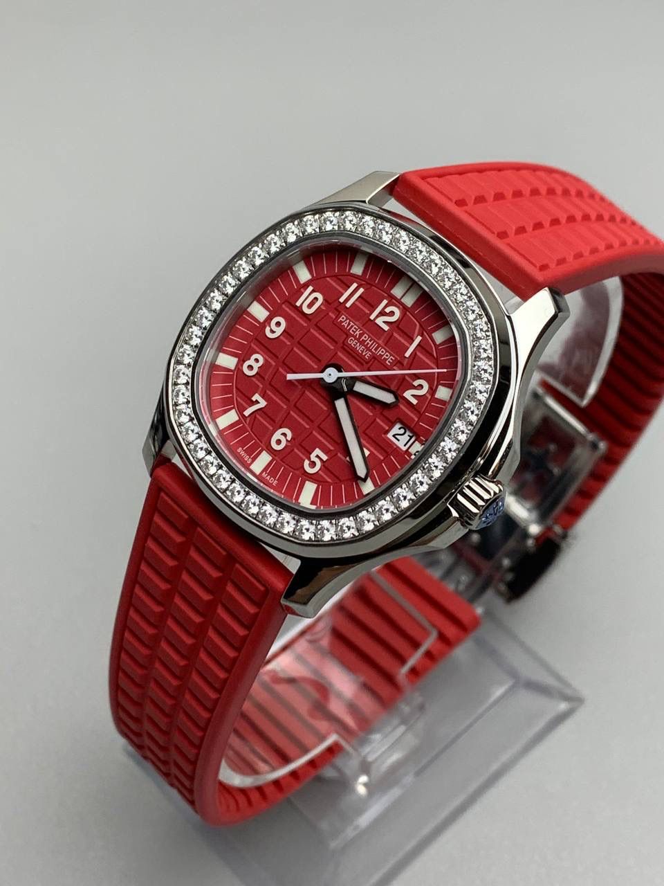 百达翡丽 5067A 手雷 石英女表 ——PPF继续购入原装PP--5067A腕表，独立拆解开模。完美还原PATEK PHILIPPE--5067A全系列石英腕表，带来全网最佳的复刻产品和极致体验。 【表带 扣】 1.采用与原装一致的天然复合橡胶（Tropical）材质，经久耐磨，可抵抗海水侵蚀和紫外线辐射。 2.完美克隆Aquanaut最新表扣，即使在非常细小的拐角处上也做有倒角润饰，确保还原正品般的舒适感。 【表壳】 1.腕表尺寸35.6X7.7mm 圆润的八角形表壳与原装一致，保持着复古的造型和精湛的打磨。 2.旋入式把头设计和实心底盖吻合与原版 3.表圈镶嵌46颗顶级施华洛世奇水晶（共计1克拉） 【机芯】 瑞士石英机芯改PPCal.E23-250芯。走时稳定，续航持久，性价比超高。