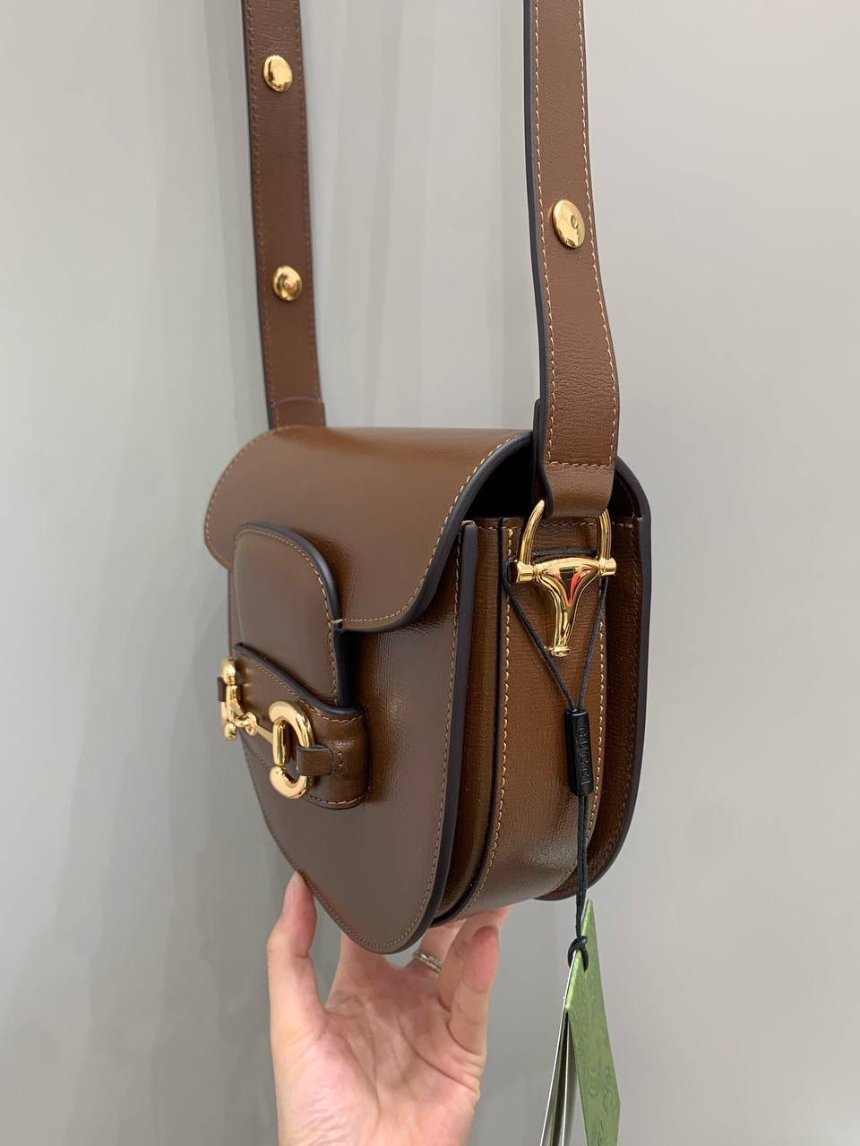 新背景实拍正品级 。Gucc1 horsebit半圆迷你全皮棕（纯铜五金原厂皮） 这个小可爱是真的可爱，小小乖巧的一个 经典的设计加上配色，不管你是潮流的运动女孩👧 还是睿智的职场精英，又或者是优雅的气质女性 这款都是你完美生活中的一款适合的穿搭单品 经典百搭 实用而又不失个性时尚 1955系列寓意马到成功 来掌握自己的人生方向吧！ 型号760191；尺寸17/18.5/7.5cm