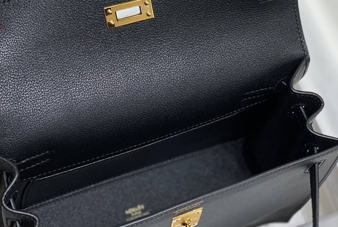 『黑金』 ‘’Kᴇʟʟʏ ᴅᴀɴsᴇ • Evercolor 🎀 时尚圈就是一个圆！ 最厉害的就是六种背法： 斜背、侧背、肩背、腰包、背包、手包 集美们一定要安排起来‼️ 22Cm