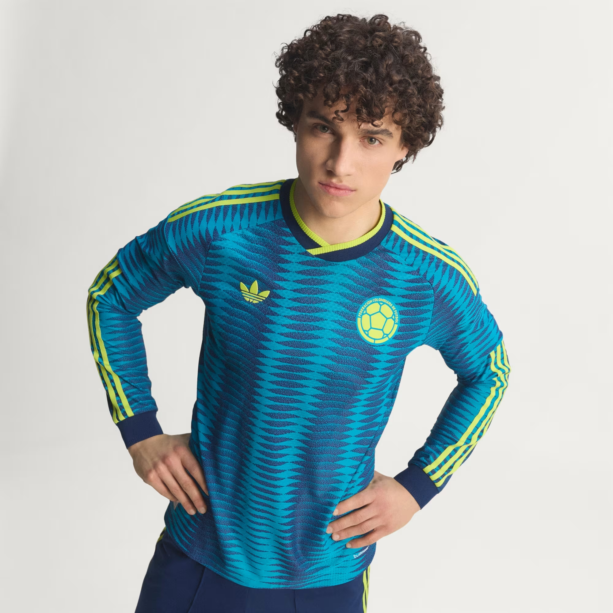 🌊兩大洋色彩交匯 Adidas Colombia 哥倫比亞 2026-27 作客長袖球員版球衣 (可加印字章) JZ8805