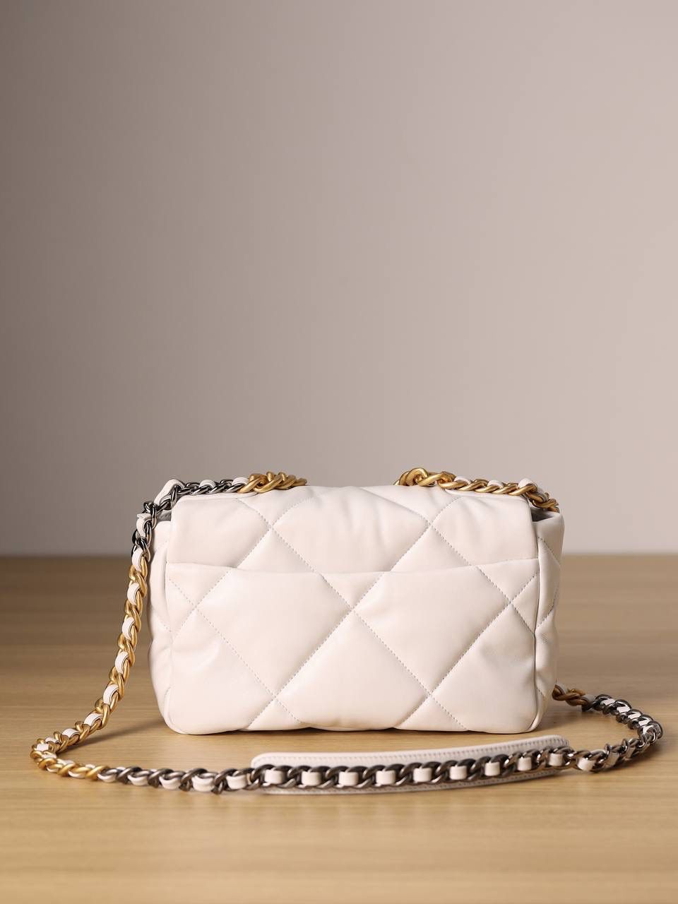 chanel 19 bag 白色❤️‍🩹👜小号 独家渠道货 方框 原厂正品皮 小羊皮系列✨以诞生年份2019命名的小香19手袋 每针每线都是符合正品工艺 尺寸：16 x 26 x 9cm