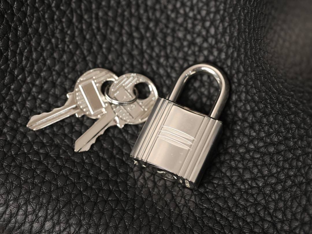 H菜篮子🧺✨正式上线！ 黑色18cm银扣扣 独家渠道货！手机实拍！独家背景！ 纯手工制作、细工慢活、工匠精神雕刻的艺术精品！ 尺寸：18 X 19 X 13.5cm