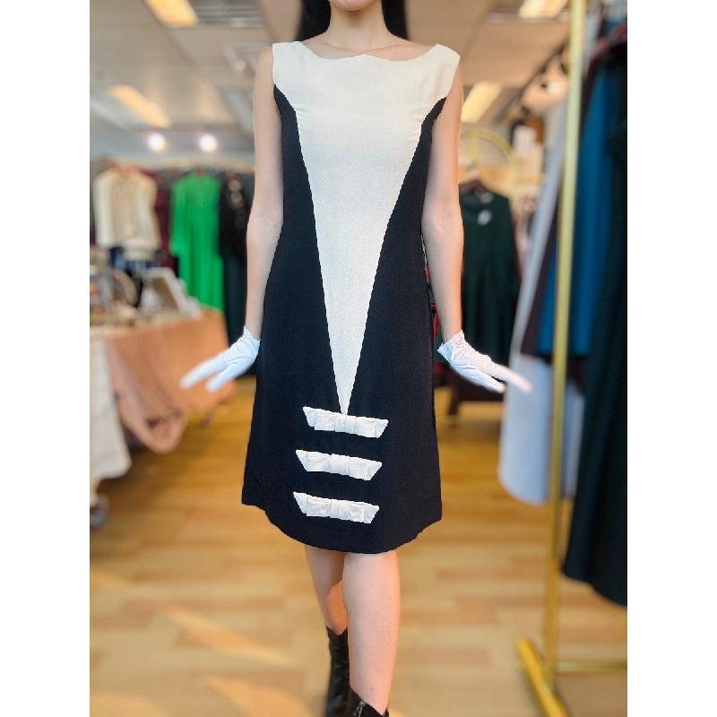 Rare! 1960s Black and Cream White MOD Summer Dress with Bow Accent - Dry Clean only(MT2526)