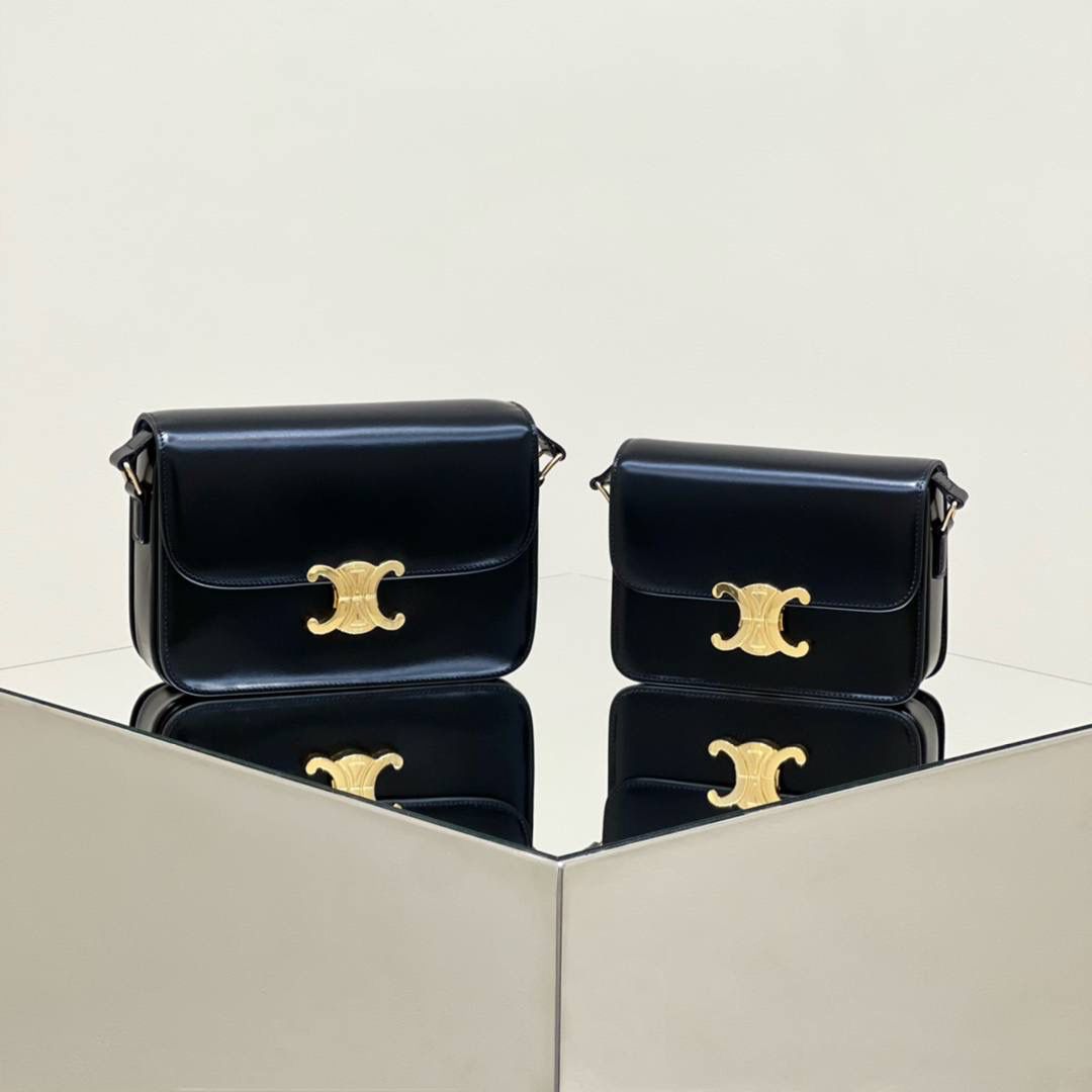 谁能拒绝优雅又时髦的凯旋门呢？最近几年，𝑪𝒆𝒍𝒊𝒏𝒆的𝑻𝒓𝒊𝒐𝒎𝒑𝒉𝒆元素真是超级受欢迎，围绕凯旋门的设计，这两年真是出什么火什么，CELINE真的太会拿捏啦！高级黑搭配凯旋门金扣链条满满的名媛气息👸