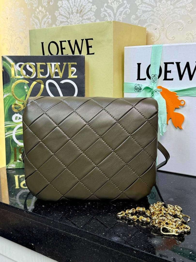 👉🏻羊皮【𝘗𝘶𝘧𝘧𝘦𝘳 𝘎𝘰𝘺𝘢】 —深卡其绿❤️ 编码：012122 尺寸：𝟐𝟑-𝟗-𝟏𝟕𝐜𝐦 ❤️采用轻柔纳帕小羊皮，经过裁剪、缝制和手工编织制成，内里一个主要隔层，一个拉链口袋和一个插袋。 ❤️配有可拆卸的金属甜甜圈链条和一条可拆卸可调节的皮革带子。可肩背和手拿