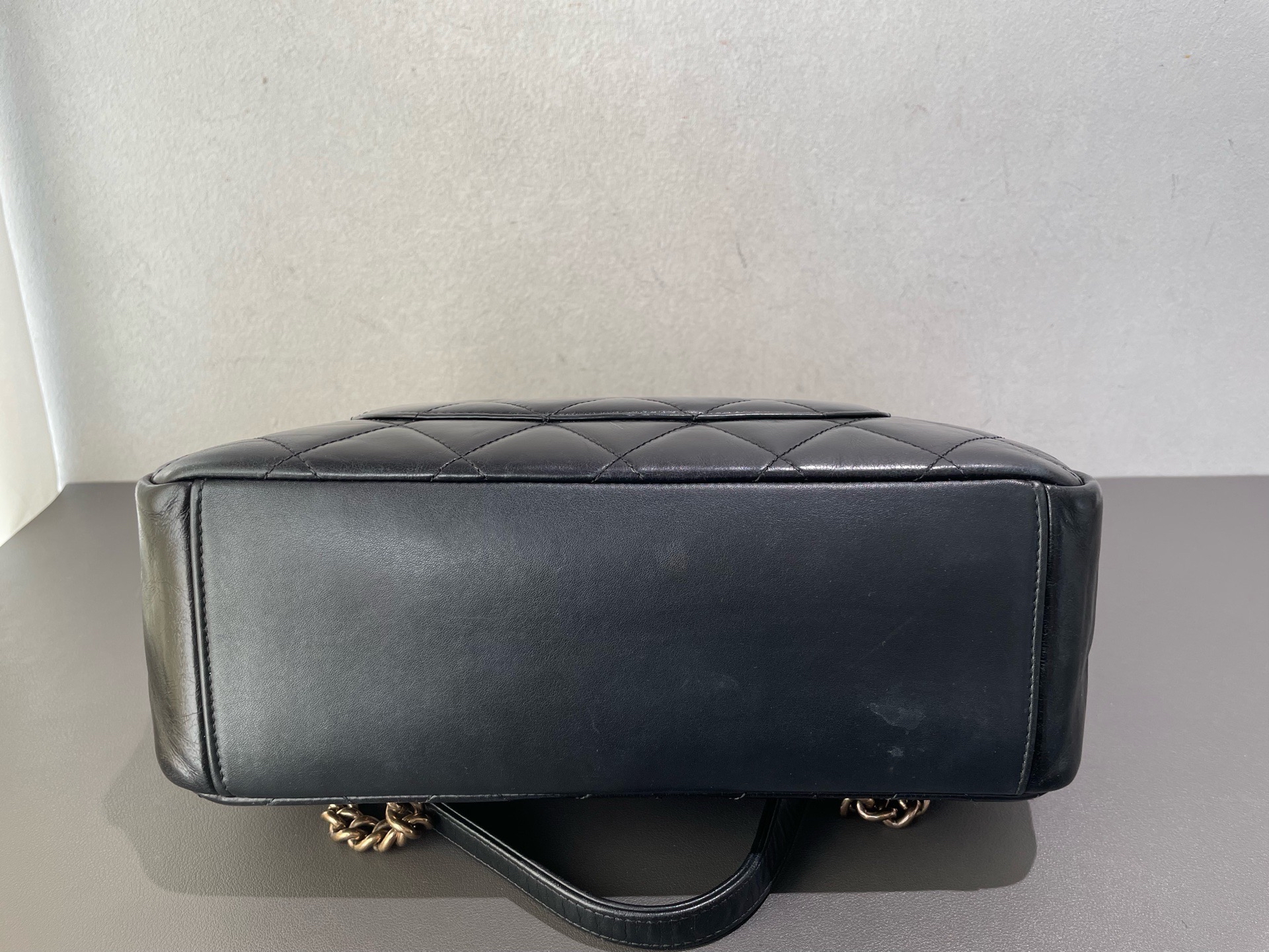 【預訂貨品】 Chanel 黑金油蠟皮 復古郵差包