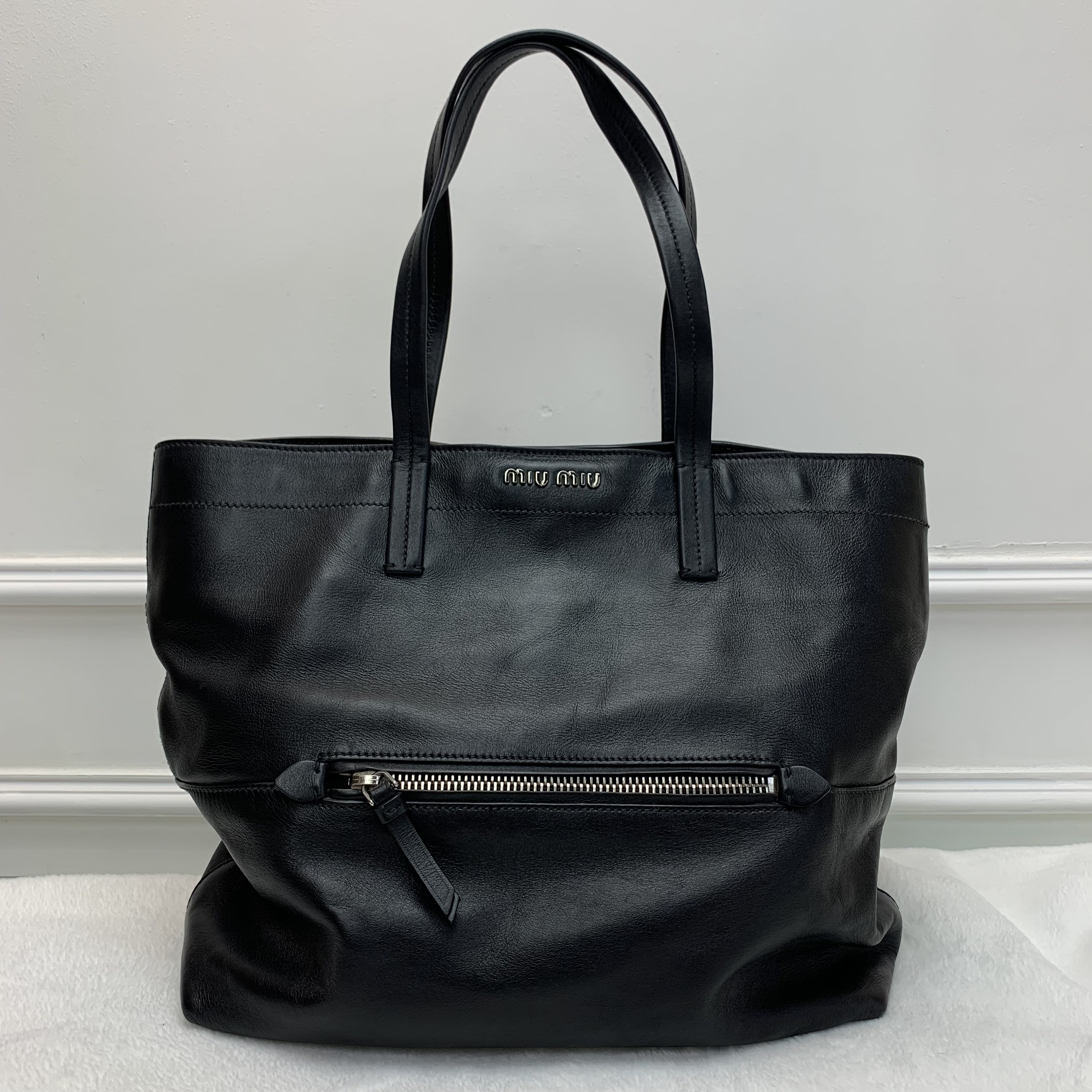 OL必備大牌平價黑色手袋👜Miumiu中古黑色皮革手袋