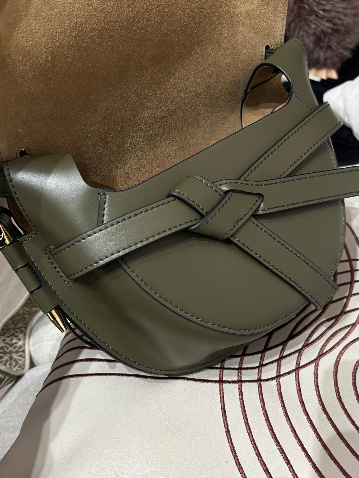 Loewe gate small calfskin ,100%Authentic ,98%new ✅dust bag✅booklet  📣專門店原價HKD22,450📣  尺寸W25 x 19 x11.5cm 