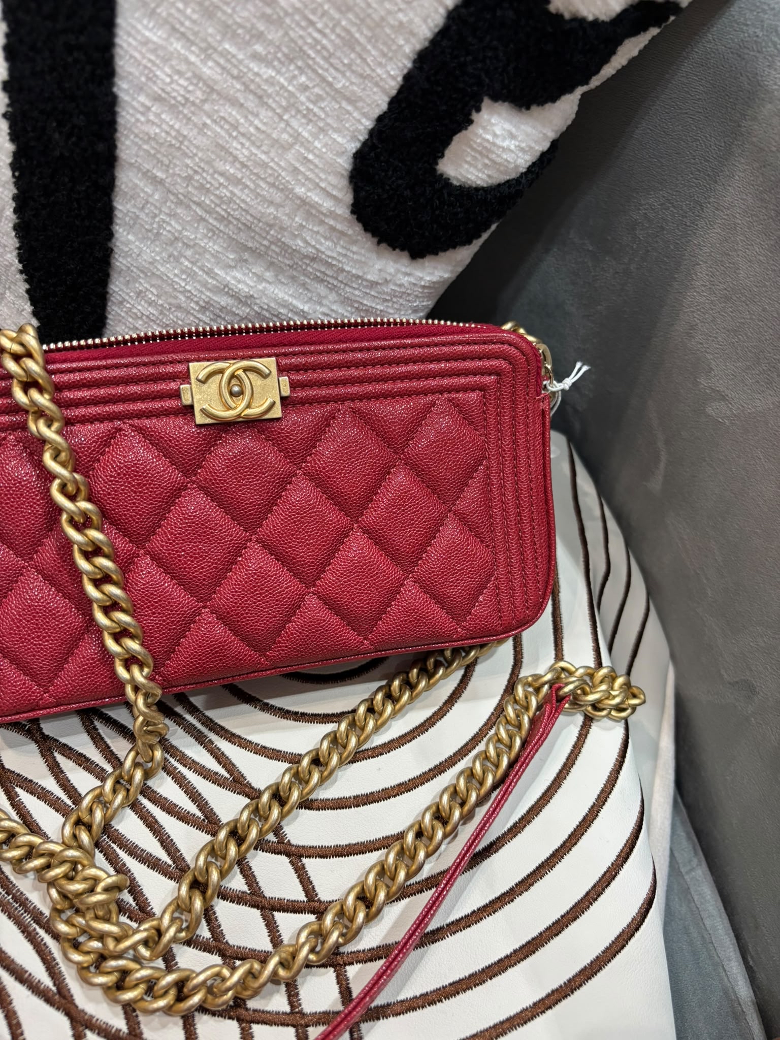 Chanel boy clutch with chain 荔枝牛皮 100%Authentic ,95%new  ✅28貼✅Dust bag 