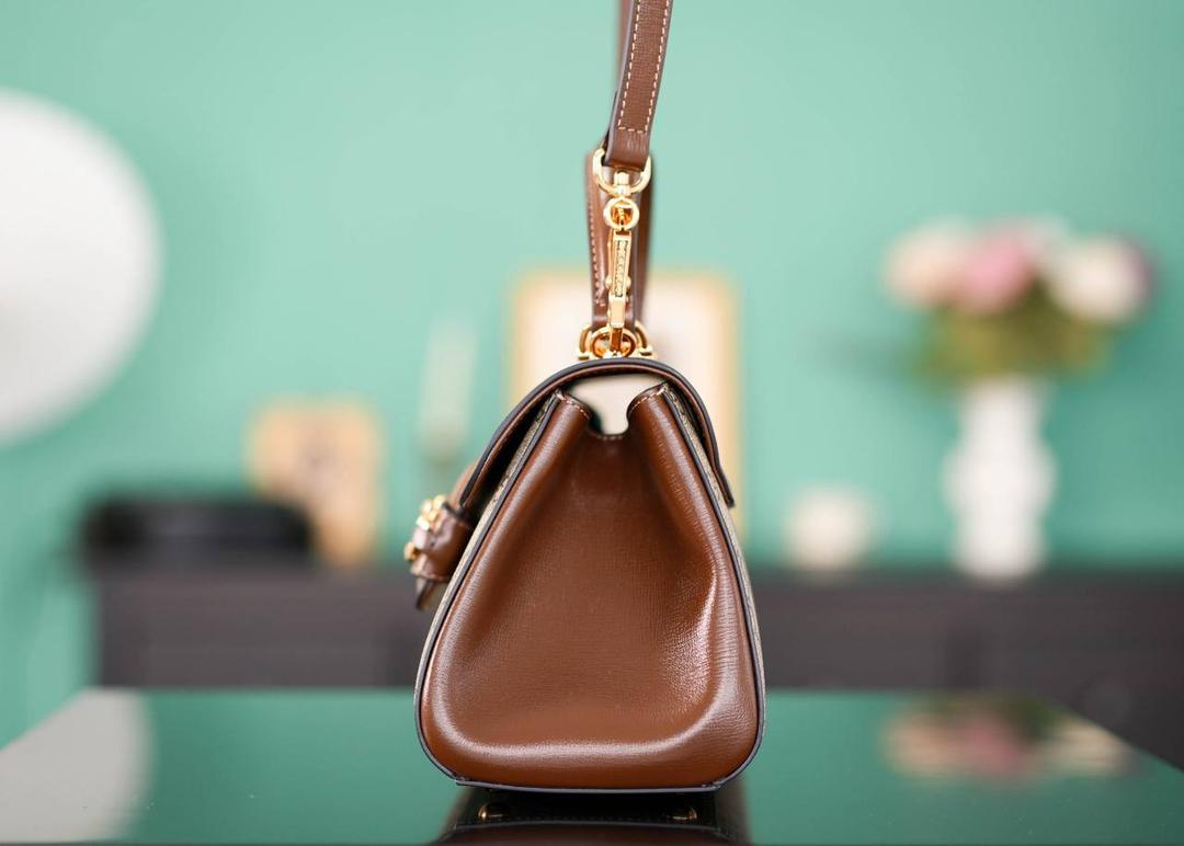 🥯GG Horsebit 1955系列迷你手袋 棕色22cm 正品售价¥23.000 𝑯𝒐𝒓𝒔𝒆𝒃𝒊𝒕系列的浓郁复古气息， 𝐌𝐢𝐧𝐢尺寸显得更加精致小巧别致， 继续采用1955经典棕色原厂皮，除了包身的手提设计，另外配有两个不同风格的肩带，三种不同背法，小巧圆润的包型非常适合亚洲女性，继马鞍包之后的又一个大爆款~ 官方款号 703848 尺寸：22x16x10.5cm