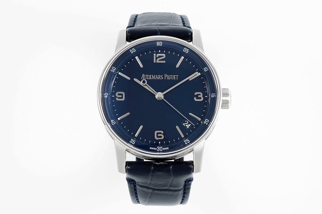 🚀新品CODE15210 系列 爱彼CODE 11.59系列蓝盘大三针自动上弦腕表，表壳直径为41毫米，这一尺寸的设定使得这枚腕表同时适合男士与女士佩戴。与此同时，表壳八角形与圆形融合的设计也让这一系列从一般的圆形表壳腕表中脱颖而出。 根据原版设计，圆形表壳内嵌入八边形中间件，镂空表耳顶部通过焊接固定于超薄表圈上，表耳底部巧妙地与表背构成完美衔接。表圈、表耳和表壳均经过缎面拉丝、斜面倒角与抛光处理。表壳厚度为10.7毫米，可以轻松的塞进衬衣的袖口中。💯🔥