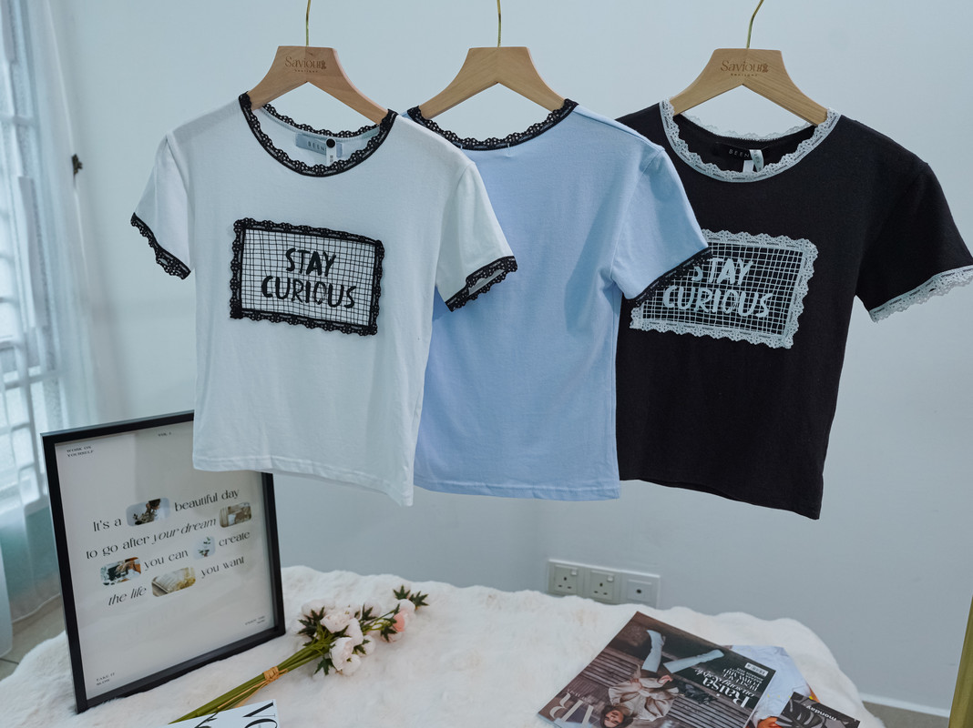 Fitted Lace-Trimmed Cropped T-Shirt with "Stay Curious" Patch‖ 拼接蕾丝边修身短款字母T恤 KR0162254