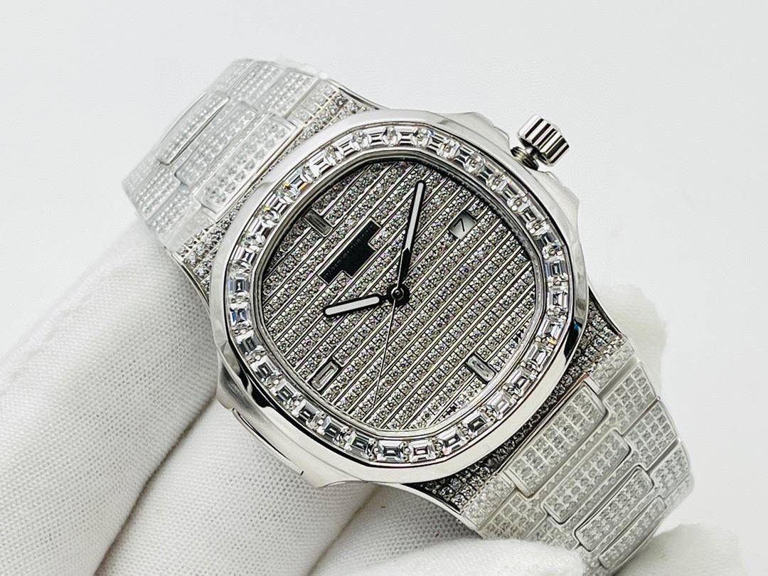 百达翡丽PATEK PHILIPPE优雅运动系列5711/1A鹦鹉螺，钢表之王，全网最佳解毒方案！细节方面： 1⃣️直径40毫米！ 2⃣️搭配定制版机改Cal.324自动机芯。 3⃣️316L定制级人体工程学表带！ 4⃣️钢带圈口珠是钻石型的，与正品相结合。