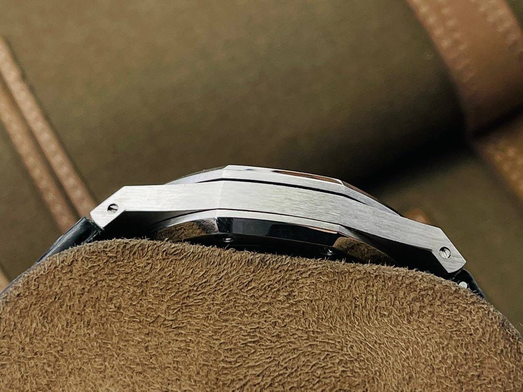 市场V4最高版本 爱.彼皇家橡树15400满天星系列腕表！ 1⃣️搭载进口9015机芯机械改装Cal.3120机芯，走时精准！ 2⃣️直径41MM！厚度9.8MM！ 3⃣️全表采用高亮度钻镶嵌，技艺精湛，不掉钻！ 4⃣️采用圈口可拆卸结构，市场大部分版本圈口不能拆卸！ 5⃣️316L全钢精磨工艺，质感更好！ 6⃣️全钻表盘，搭载高端指针！