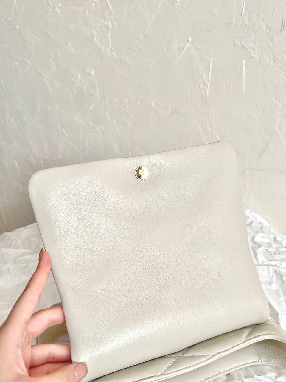 ys1 le57绗缝菱格羊皮腋下包白色🤍 这么多腋下包中最火之一！ 它优雅又复古，而且显得很有女人味 slp的设计师是懂女生的 小羊皮软软蓬蓬的，好像棉花糖 我真的很爱这种软乎乎手感的包儿 特别是冬天，摸着很治愈～ ZP开发➕原厂羊皮➕全铜五金⚠️ 爆款细节一定要正确❗️ 24×18×5.5cm691450m