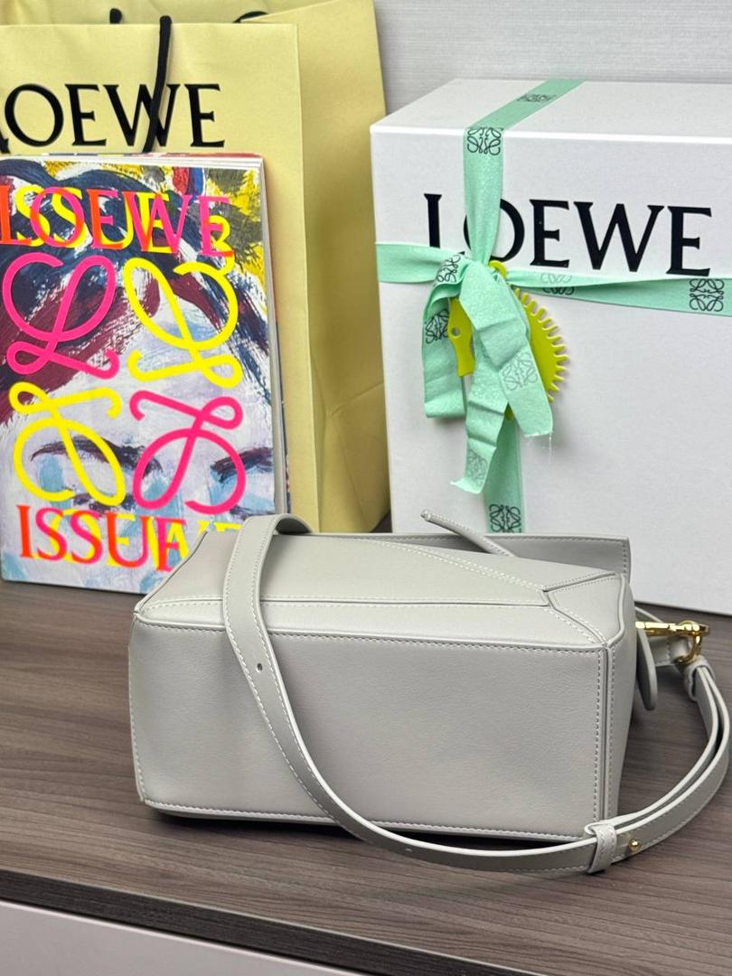 🎈最新编织手腕𝙋𝙪𝙯𝙯𝙡𝙚 ——【银灰色】 尺寸：𝟐𝟒-𝟏𝟎.𝟓-𝟏𝟔.𝟓𝐜𝐦 编码：062405 【配全套礼盒】 ♥️以罗家经典几何设计，搭配独特的编织手腕，绒面内里。 ♥️容量大，经典百搭，可拆卸肩带，有单肩，斜挎，手提等多样化背法。随性时髦洒脱，实用性强。 ♥️独家背景➕独家品质➕独家全套砖柜礼盒套装，市场高端品质皆在我手✌🏻