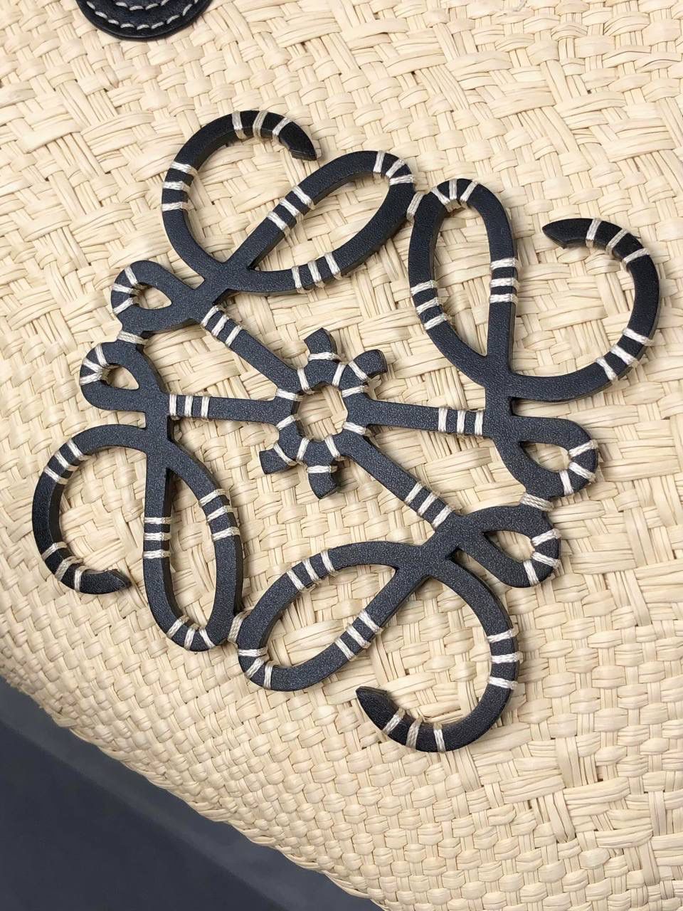 𝑨𝒏𝒂𝒈𝒓𝒂𝒎 𝑩𝒂𝒔𝒌𝒆𝒕 菜篮子🧺小号 面料：进口棕榈纤维/牛皮 颜色：原色/黑色 编码：65214285【该尺寸配防尘袋】 尺寸小号：34-13-16.5cm 尺寸中号：46-15-24cm （下单须知：‼️由于天然纤维材料特别，日照时间长短不同，颜色会略有变化，纯手工制作，每个包的尺寸也会所不同‼️） 传统篮子手袋，带有经典手工编织包身 管状牛皮带子，Anagram压纹，天然进口棕榈纤维制成，纯手工编织成型。 两个皮条装饰，无衬里（防尘袋可做内胆包）