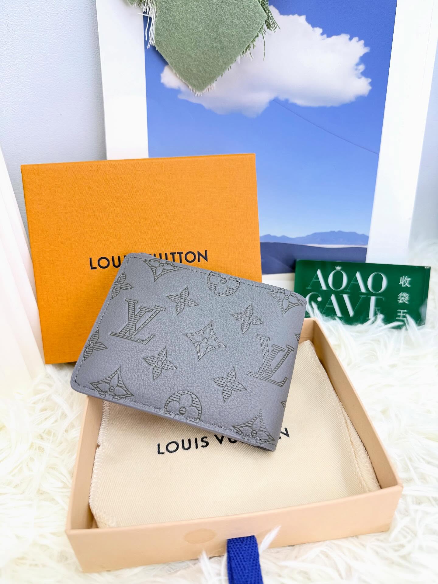 Lv🤍全新 新款真皮壓紋 灰色短銀包🩶 Size : 12*2*9cm 配件 - 塵袋、盒🫶🏻 💰優惠價 - $5380 New  #AOAOCAVEHERMES🫶🏻 #收袋王  喜歡的話快點pm/whatsapp 我們💓 銷售熱線51111 321（whatsapp)  我們服務包括有：手袋飾物回收、手袋置換(一換一、一換多也可以） 、專業手袋鑑證、專業手袋護理  購買方法 🏢親臨門市 荃灣南豐中心15樓1521室（荃灣地鐵站a出口1分鐘到）敬請預約 ❤️只賣正品正貨，任驗💓🫰🏻 ❤️‍🔥本店為香港註冊公司絕對真貨，信心保證👍🏻 🫰🏻本店設有鑑證服務，有駐場鑑證師  ✨歡迎追蹤我哋各個平台緊貼最新優惠x貨品🔥😍 👇🏻👇🏻👇🏻👇🏻👇🏻👇🏻👇🏻👇🏻  ⭐️Instagram: aoaocave  🌈Facebook: aoaocave收袋王  🔥Carousell: acluxuryhk  👆🏻👆🏻👆🏻👆🏻👆🏻👆🏻👆🏻👆🏻  ___________________________  Disclaimer🫰🏻All trademarks and copyrights are reserved to the original brand holders. @AOAOCAVE sells only authentic goods and is not affiliated with any of the brands mentioned.  @AOAOCAVE 跟任何品牌無關，而且沒有持有任何品牌資版權，亦沒有與任何品牌合作。所有商標及版權歸屬於品牌坊所有，帖子只作分享用途。  #aoaocave #手袋回收 #名牌買賣