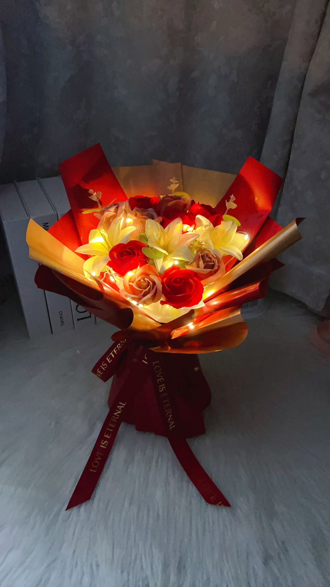 百合玫瑰紅色番梘花花束