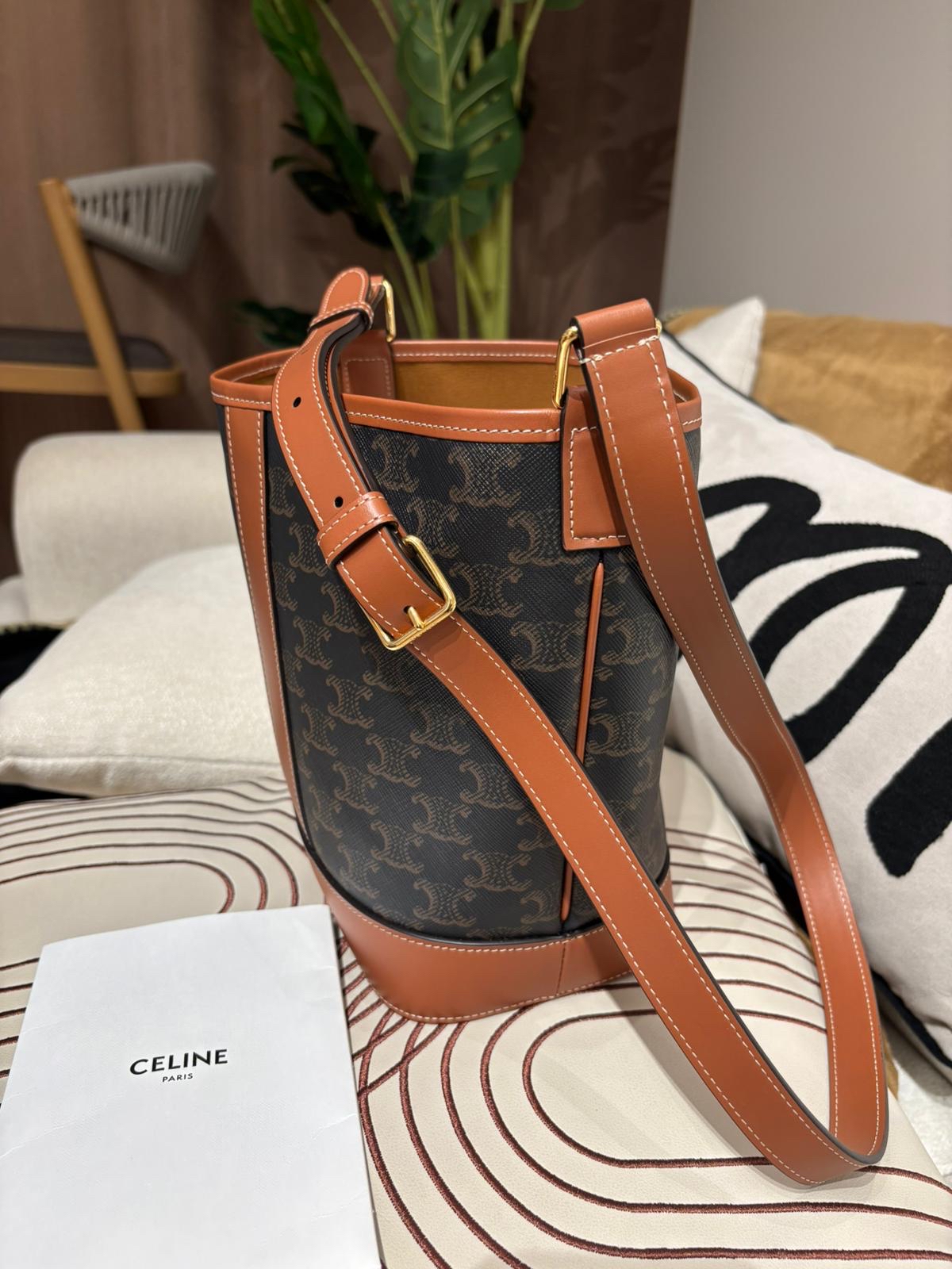 未使用品 CELINE SMALL BUCKET IN TRIOMPHE bag 100%Authentic, 未使用Unused ✅專門店收據 ✅塵袋 