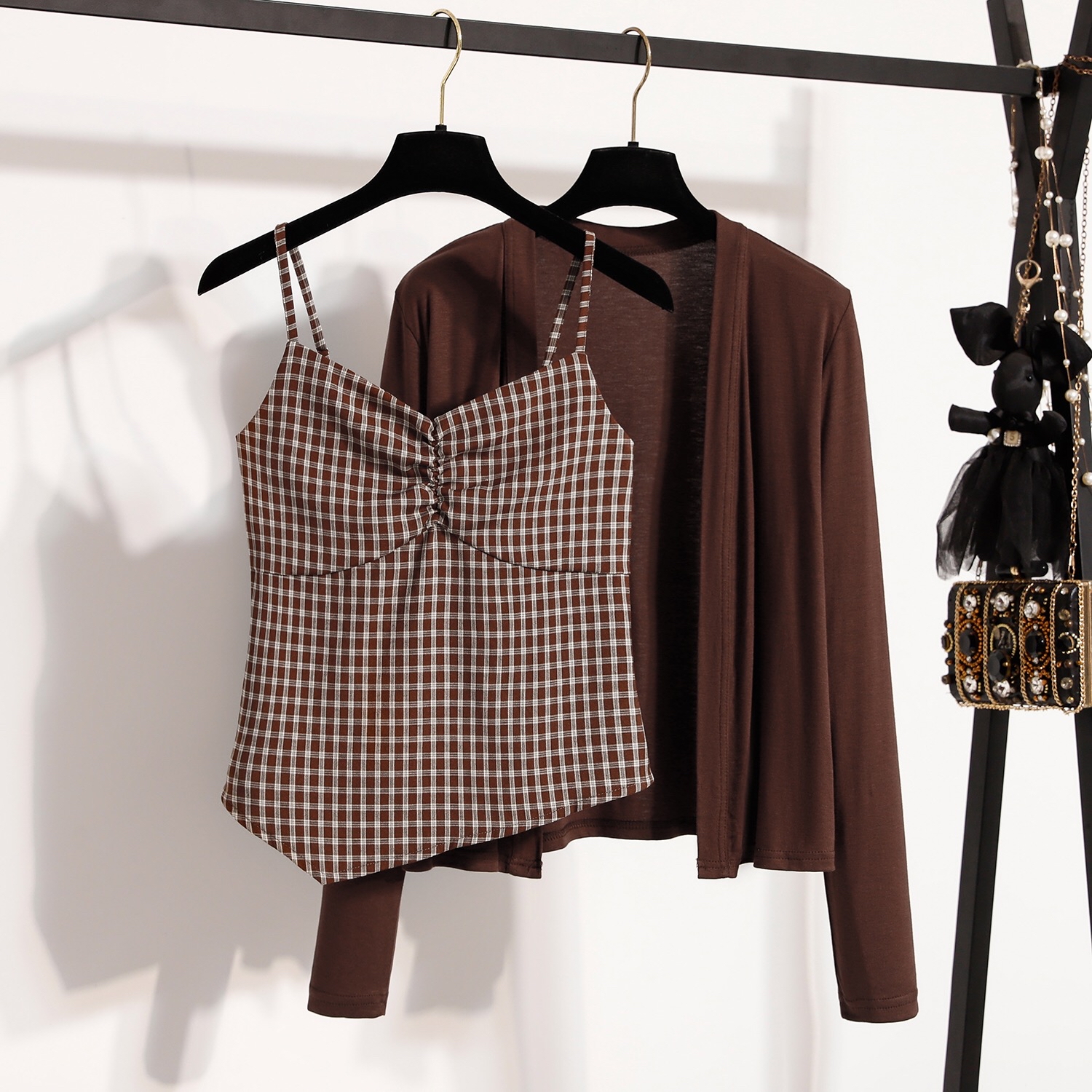 B71(8038+8037) 韩版气质格纹前部褶皱吊带内搭与开衫黑咖两件套上衣 