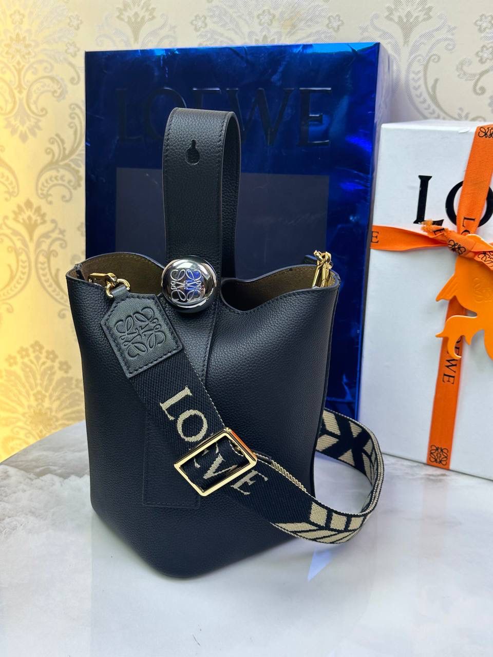 ♥️𝙈𝙞𝙣𝙞 𝙋𝙚𝙗𝙗𝙡𝙚 𝘽𝙪𝙘𝙠𝙚𝙩 ——【黑色荔枝纹】 尺寸：𝟏𝟔-𝟏𝟔-𝟗.𝟓𝐜𝐦 编码：062339 🎈标志性Anagram鹅卵石点缀，配以纯粹简约线条以及瞩目设计风格，诠释全新𝙋𝙚𝙗𝙗𝙡𝙚手袋👜 🎈自带一根🉑拆卸🉑调节的肩带，一包多背，多样化风格，秀场大放异彩😀内里容量超大，日常实用性强👌 🎈配全套专柜礼盒🎁，给你满满的仪式感👀