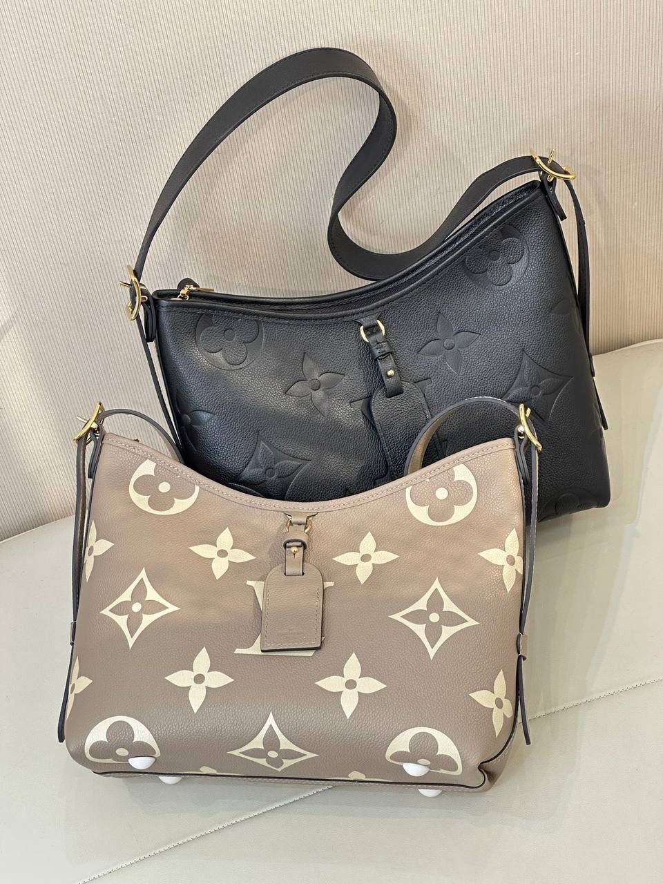 LV CARRYALL全皮 👜✨ 驴家牛皮压纹carryall托特包！ 老花carryall的热度到现在都依旧是最高的，这款包包做的超级用心，不管是从外观还是实用性来说都下了功夫。 两个颜色，黑色灰色，LV家的这种牛皮款，我个人还是非常喜欢的，皮质相比其他家小牛皮高级很多，而且用的越久皮质那种自然软踏的感觉就越高级 肩带可调节的孔位挺多可根据身高自由调节。斜挎的时候敞口的位置刚好在腰那个地方我觉得最舒服，而且包包整体不重日常背多久也不会累！名副其实carryall得容量很nice，还有一个子母包，子母包的实用性永远是不用质疑的 尺寸：29*24*12cm