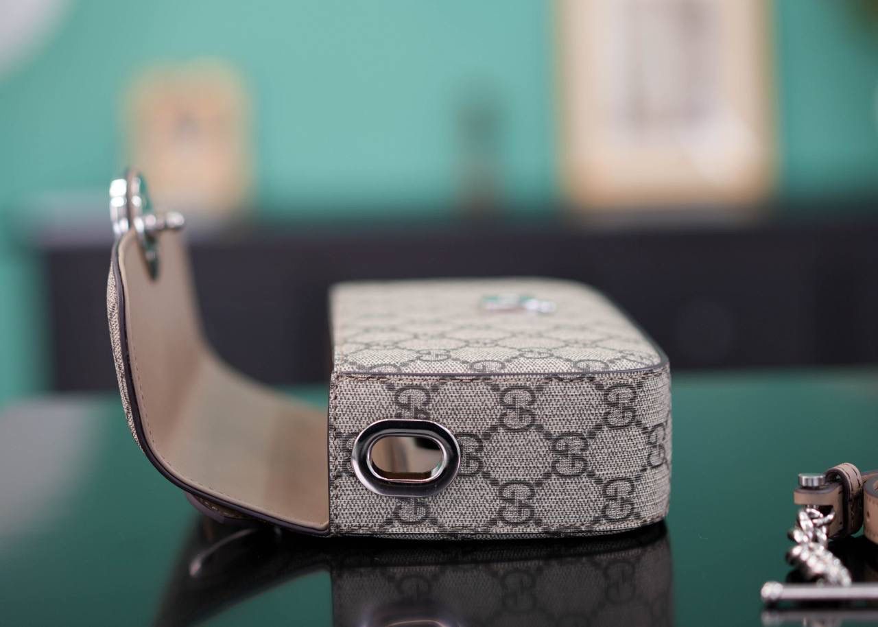 🥯Petite GG系列迷你肩背包 21cm 正品售价,500 GG全新推出的长形包包，轻快又好背 包身硬挺，简单利落很大方~ 官方款号 739722 尺寸：21x10x5cm