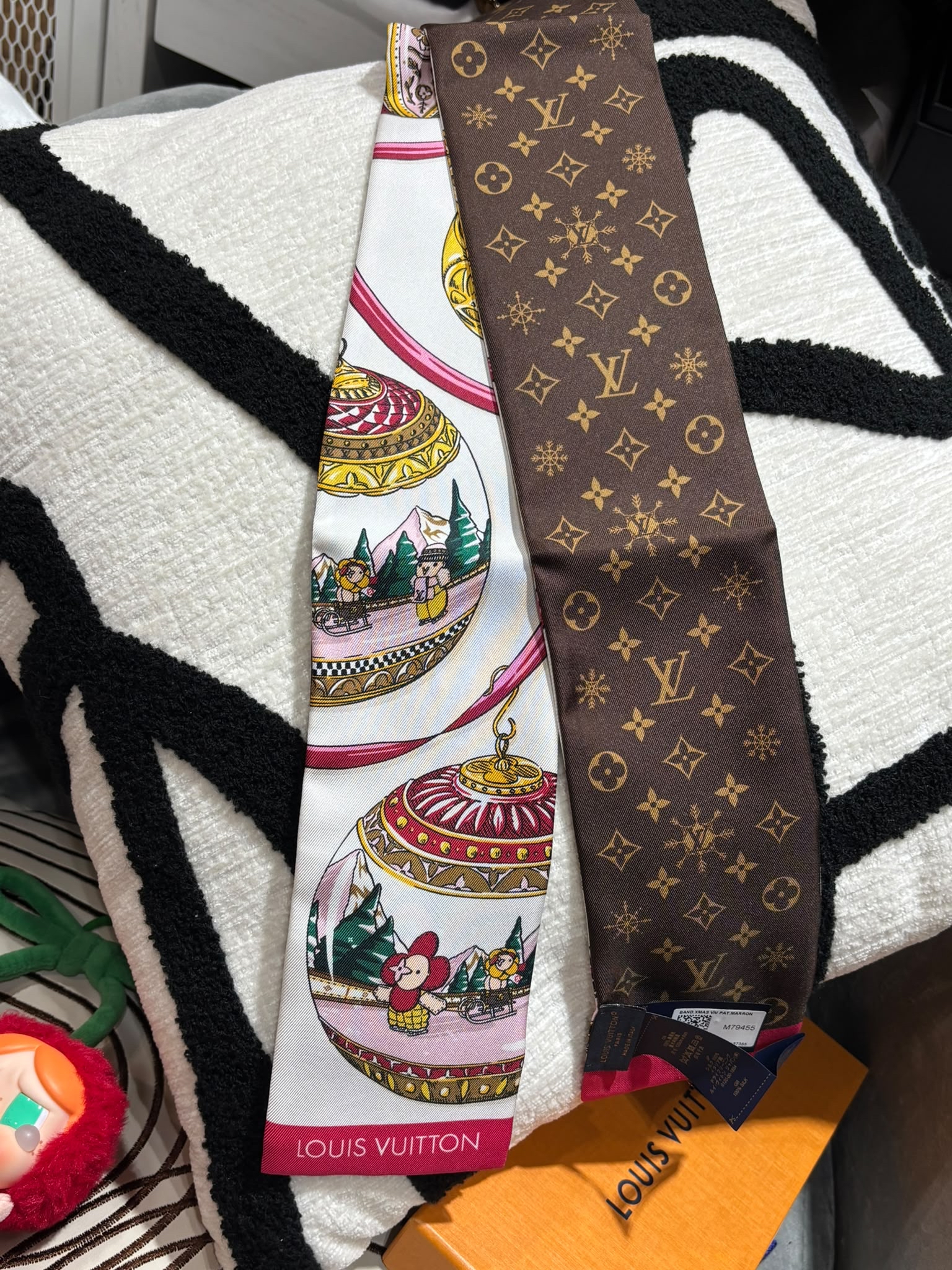 未使用品 LV Twilly 絲巾髮帶 Louis Vuitton Xmas Vivienne M79455 Twilly 100%Authentic, Unused未使用品 ✅Box