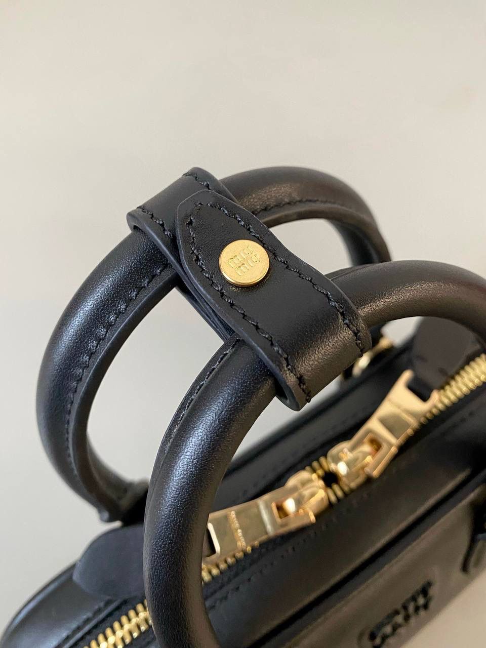 🈶黑色，迷你 𝗠𝗶𝘂𝗠𝗶𝘂保龄球，大爆款 新尺寸也太可爱了！ 喜欢小包的姐妹这只必买！它要比小号小一些也窄一些 就巴掌大小，但容量还挺大的 装俩部手机都绰绰有余，日常够用 肩带长短也很ok，手拎斜挎都好看 反正放心冲就是了！拥有它，上班牛马的心情都会被治愈～ 迷你：19×10×5cm #F0011m 小号：22x10.5x7.5cm 大号：27x12x9cm